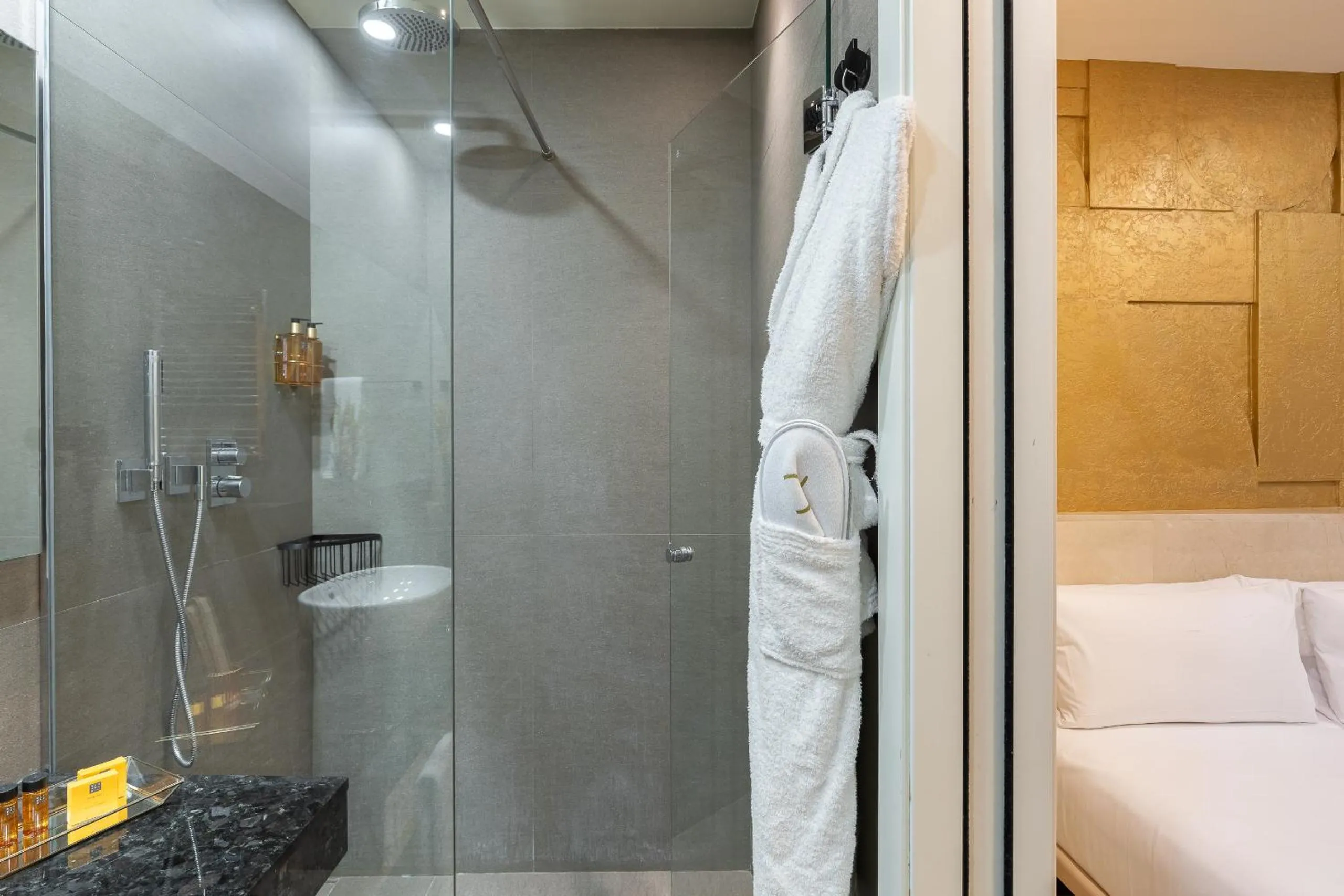 Shower in Cosmo Apartments Rambla Catalunya