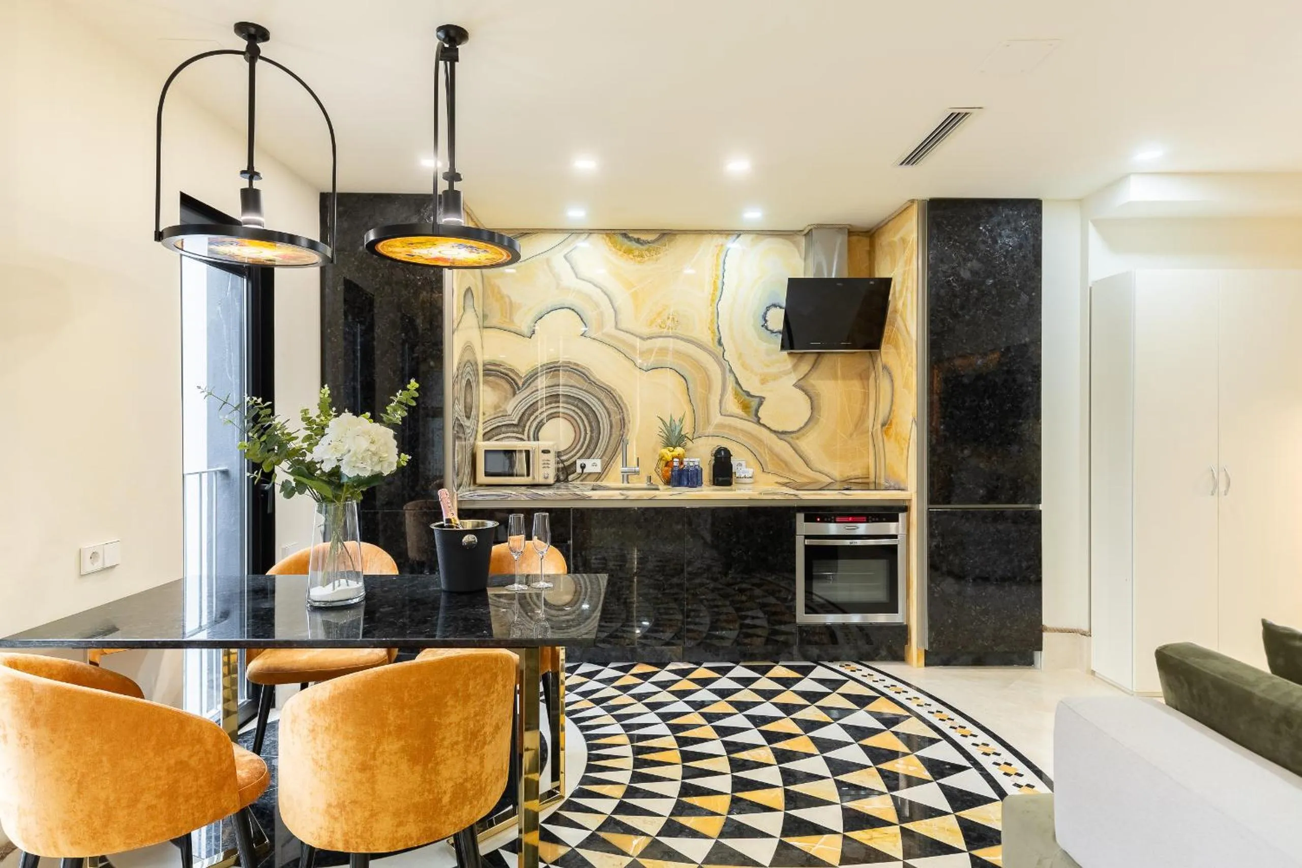 Kitchen or kitchenette in Cosmo Apartments Rambla Catalunya