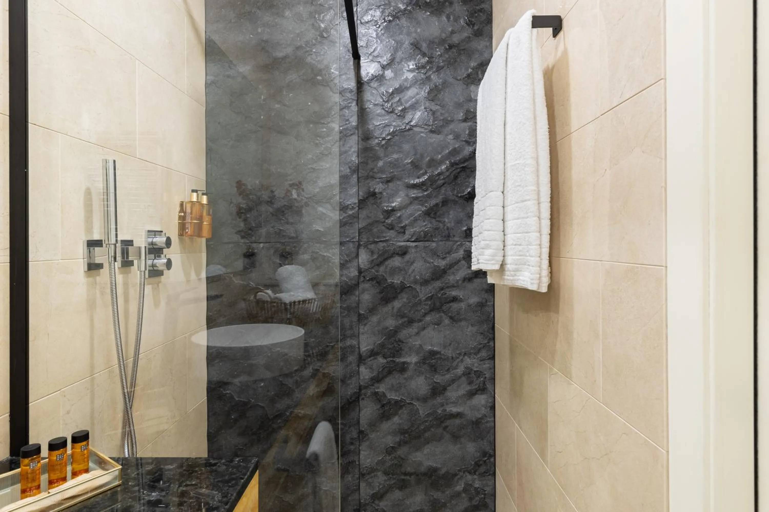 Shower in Cosmo Apartments Rambla Catalunya