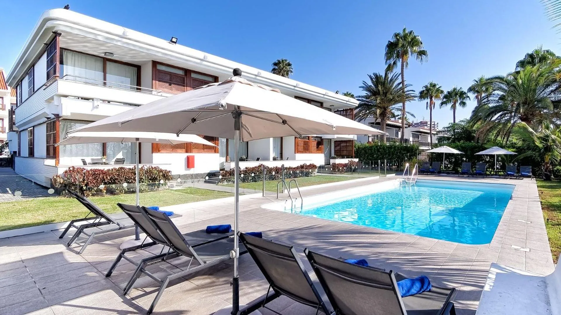 Swimming pool in Las Nasas by Labranda