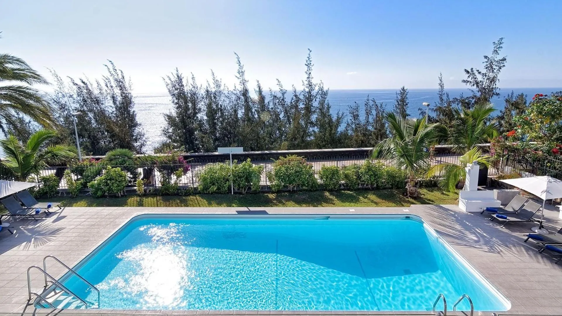 Swimming pool in Las Nasas by Labranda