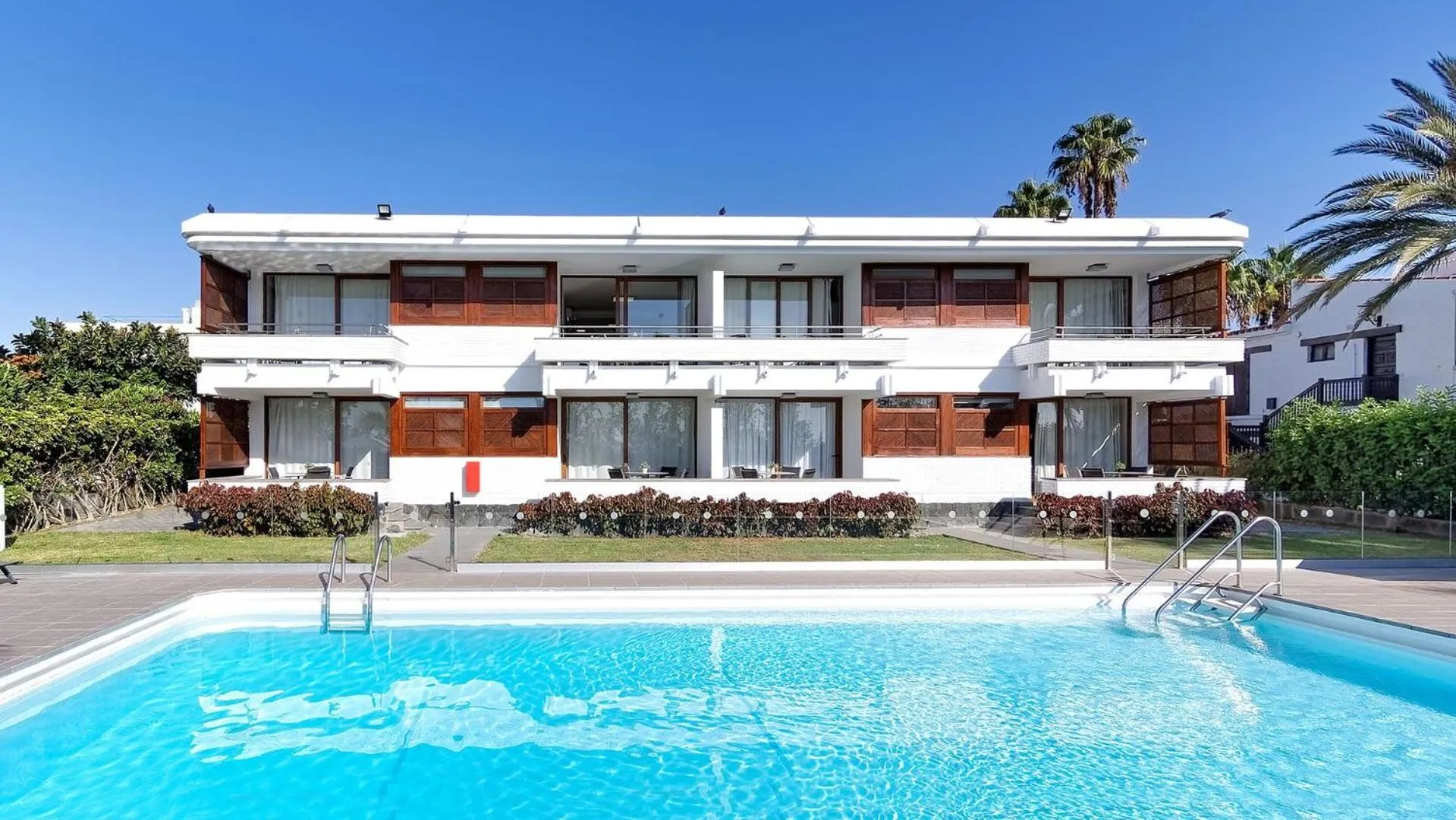 Facade/entrance in Las Nasas by Labranda