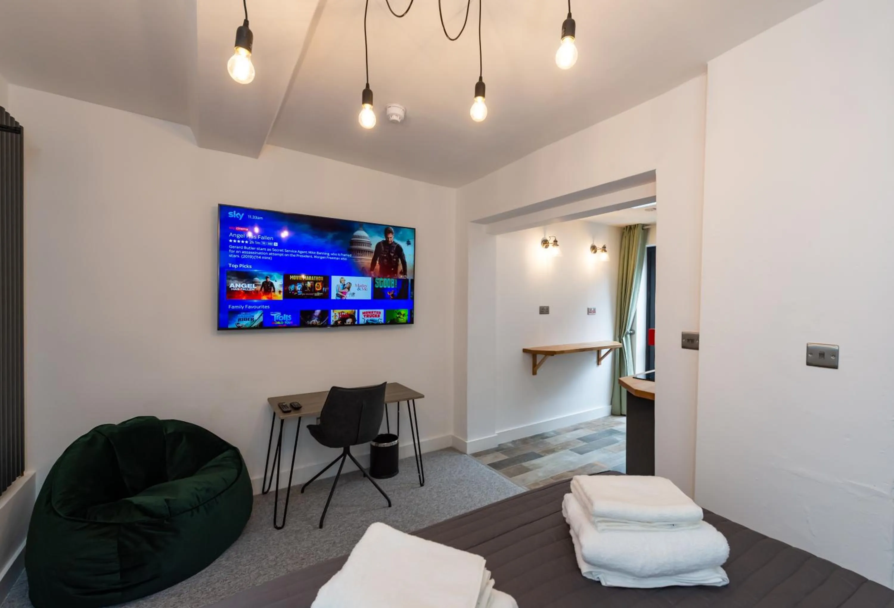 Bed in Riize Boutique Hotel Worcester Self Check-in City Centre