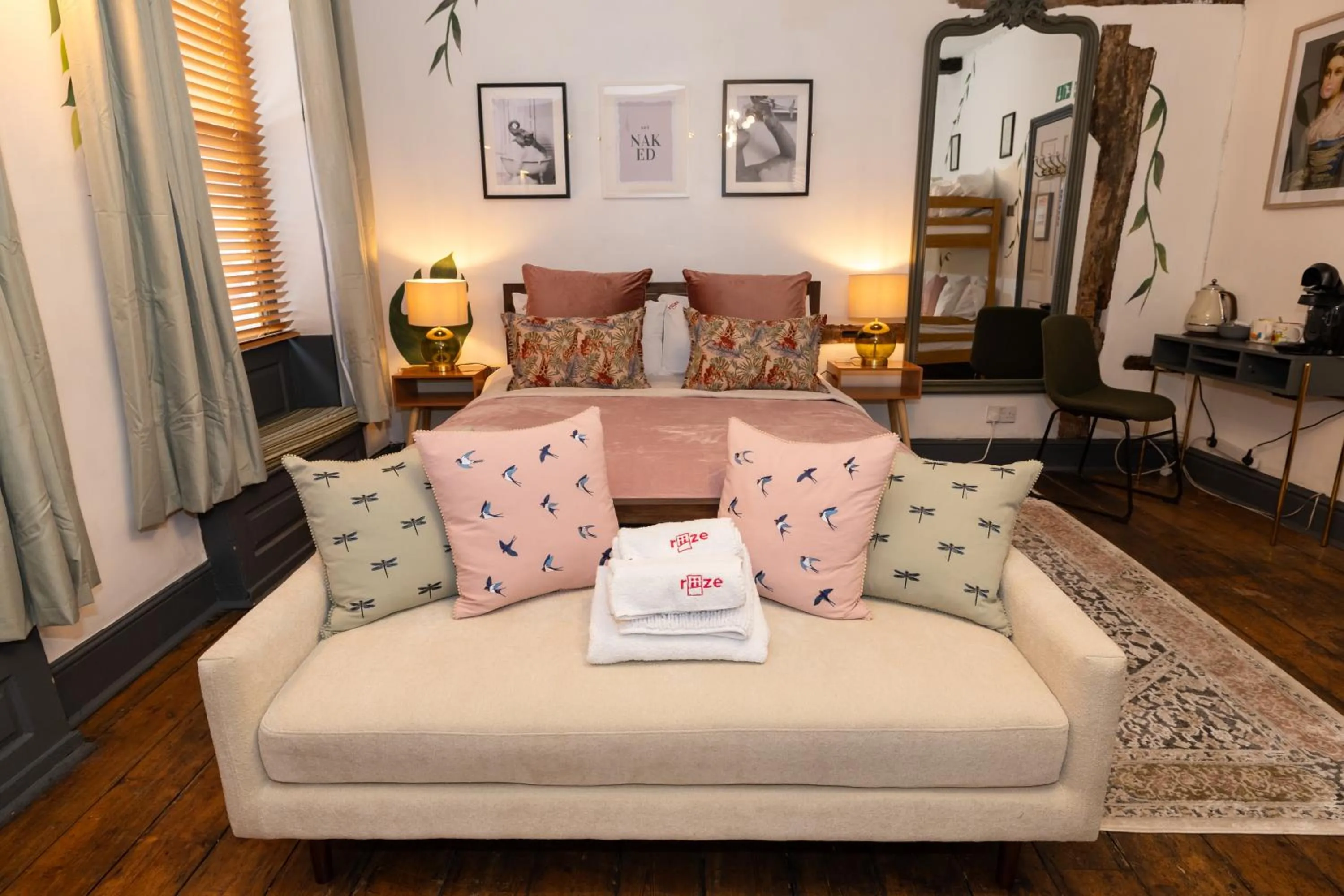 Bed in Riize Boutique Hotel Worcester Self Check-in City Centre