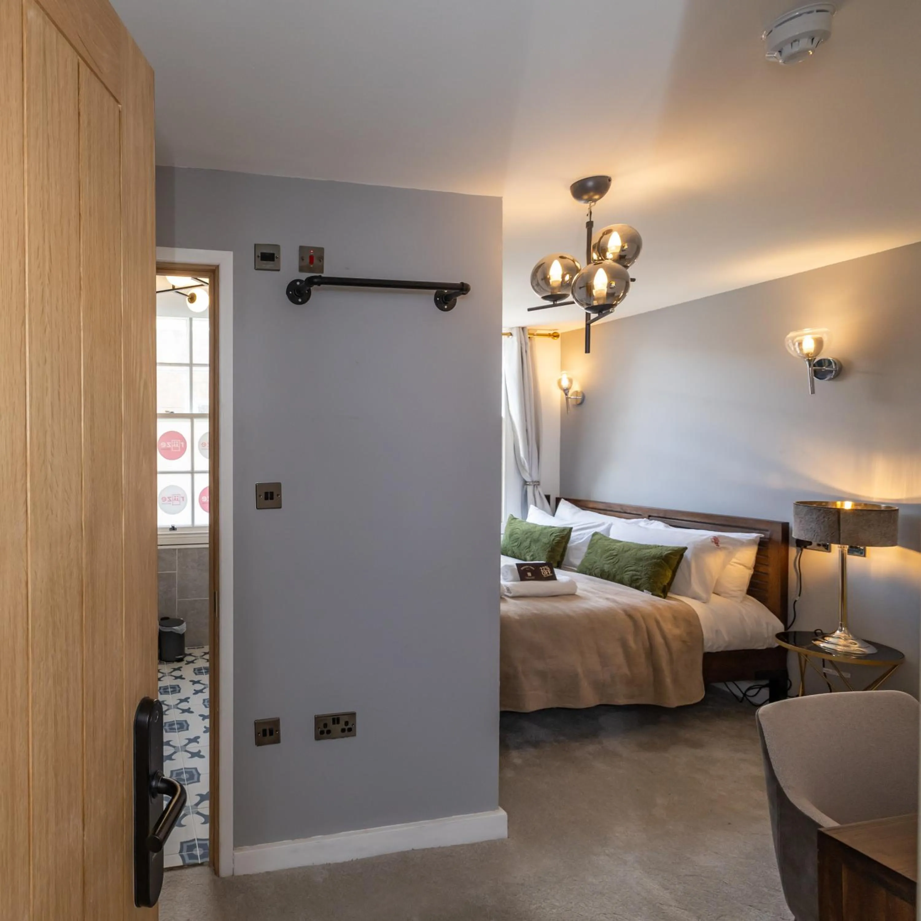 Bed in Riize Boutique Hotel Worcester Self Check-in City Centre