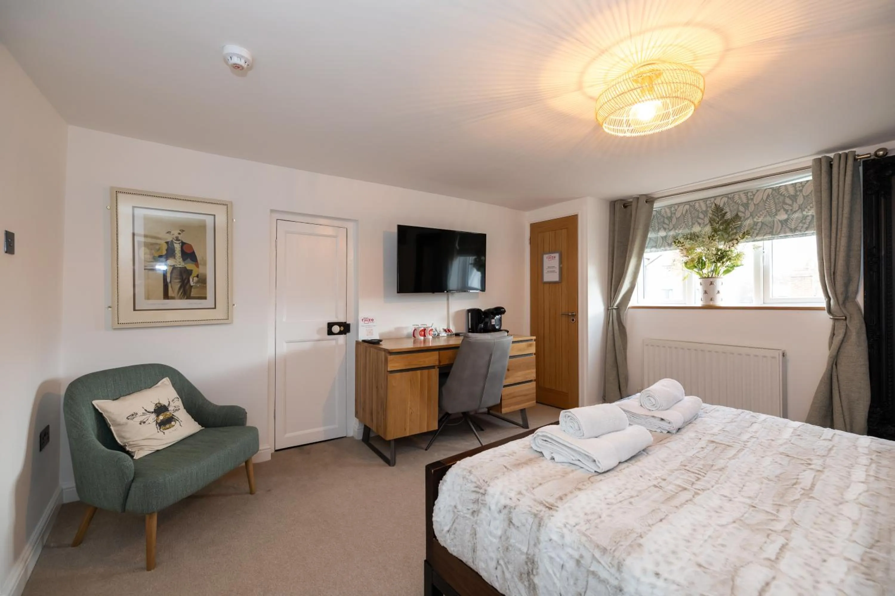 Bed in Riize Boutique Hotel Worcester Self Check-in City Centre