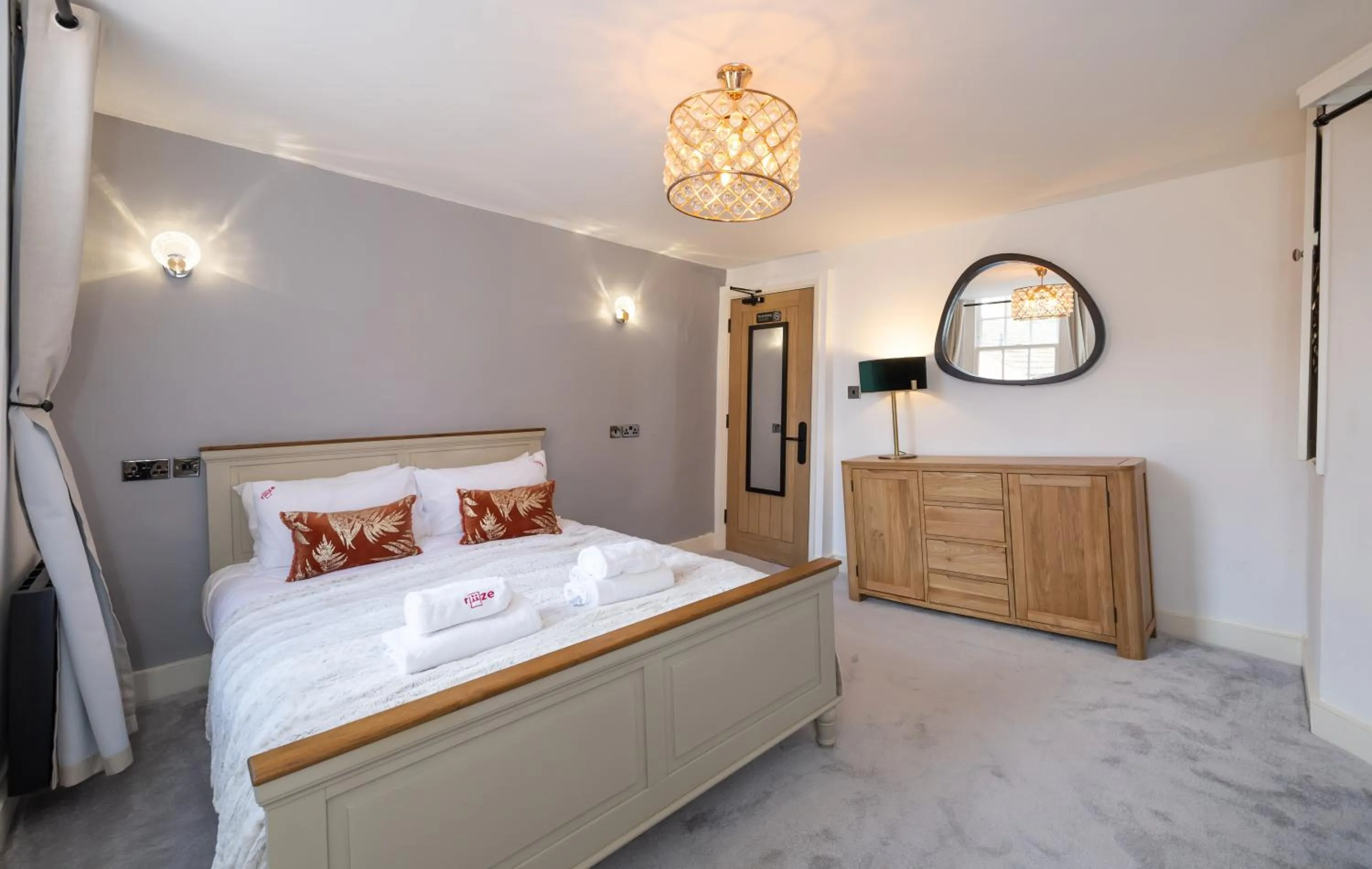 Bed in Riize Boutique Hotel Worcester Self Check-in City Centre