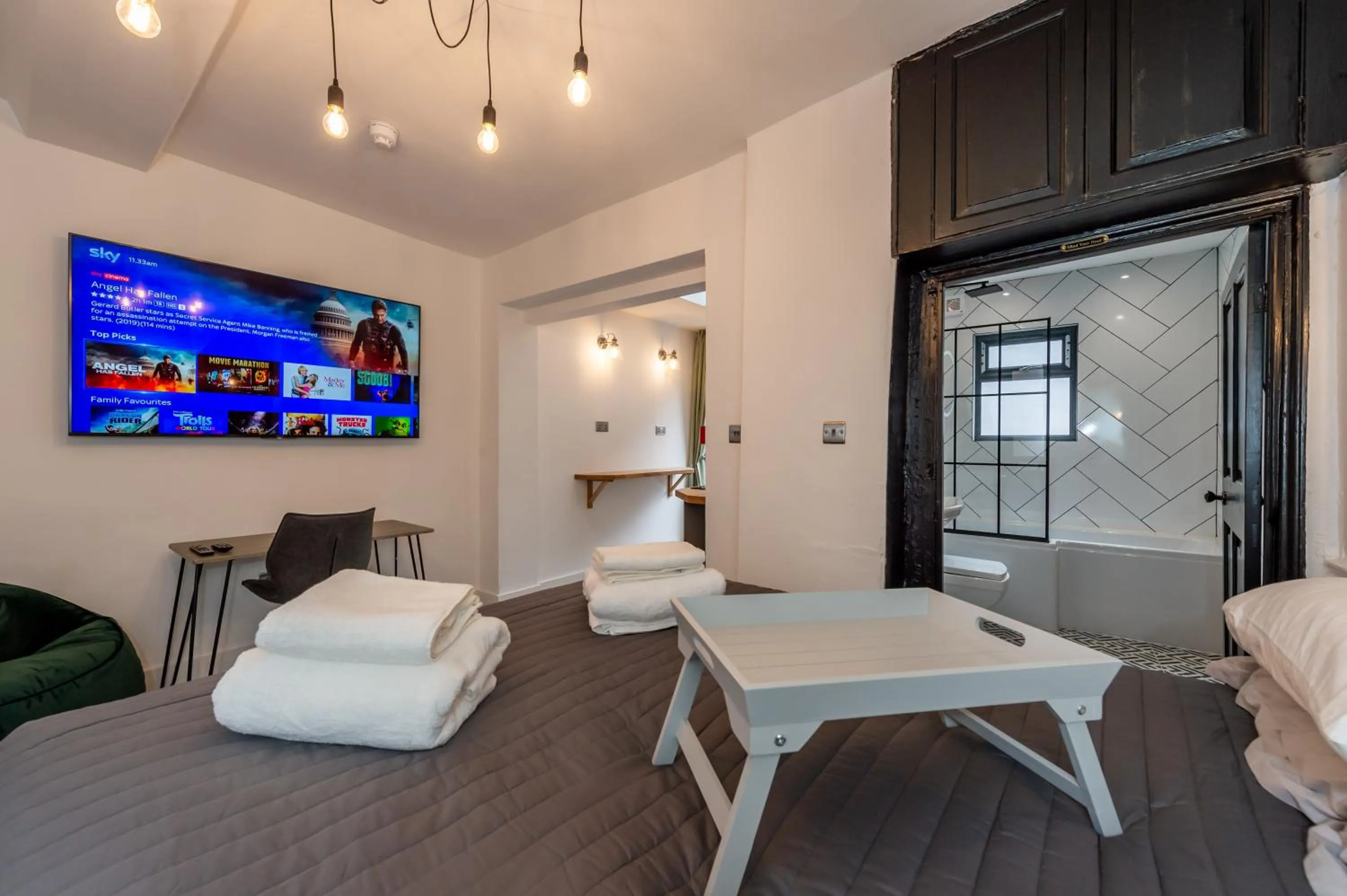 Bed in Riize Boutique Hotel Worcester Self Check-in City Centre