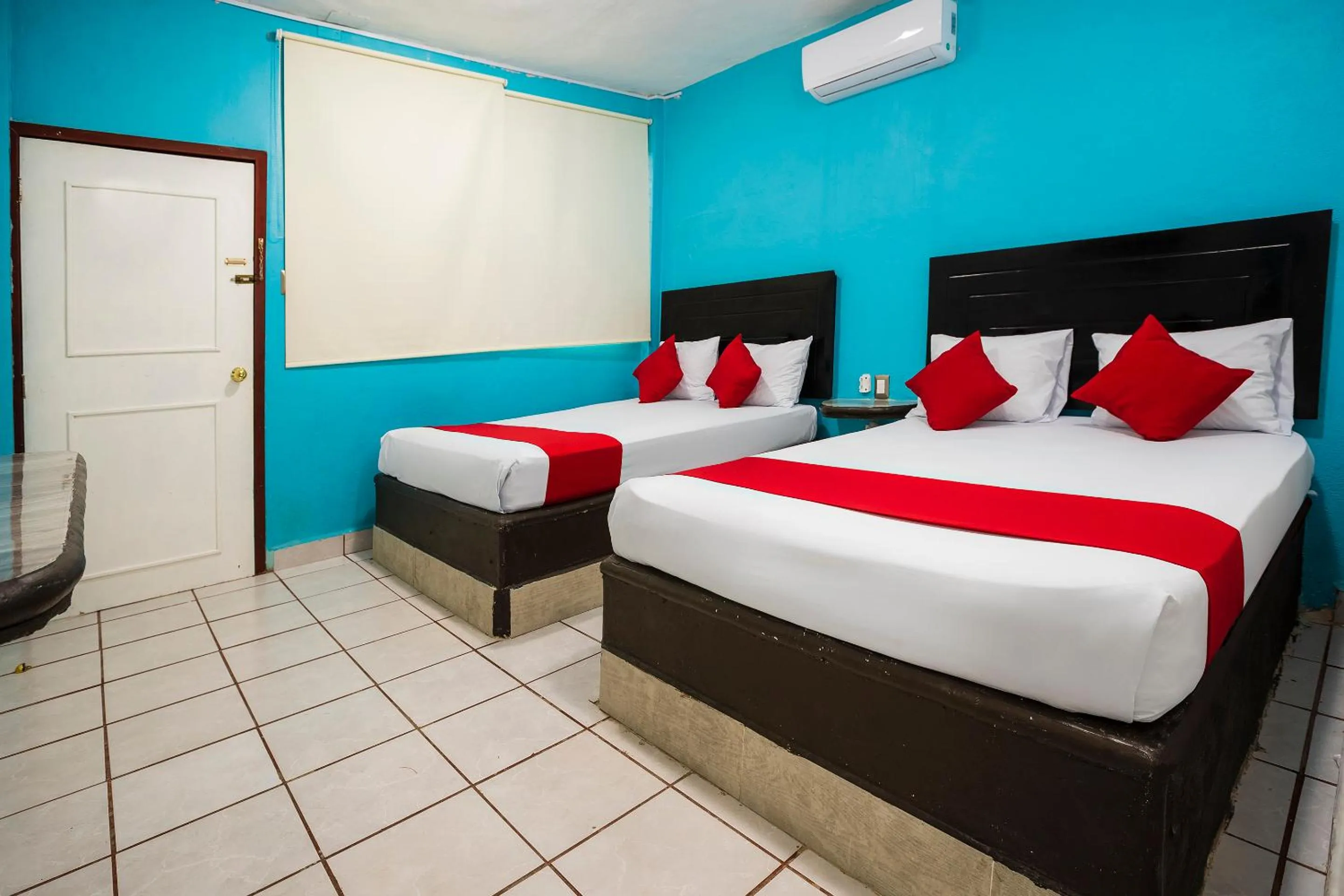 Photo of the whole room in Hotel América