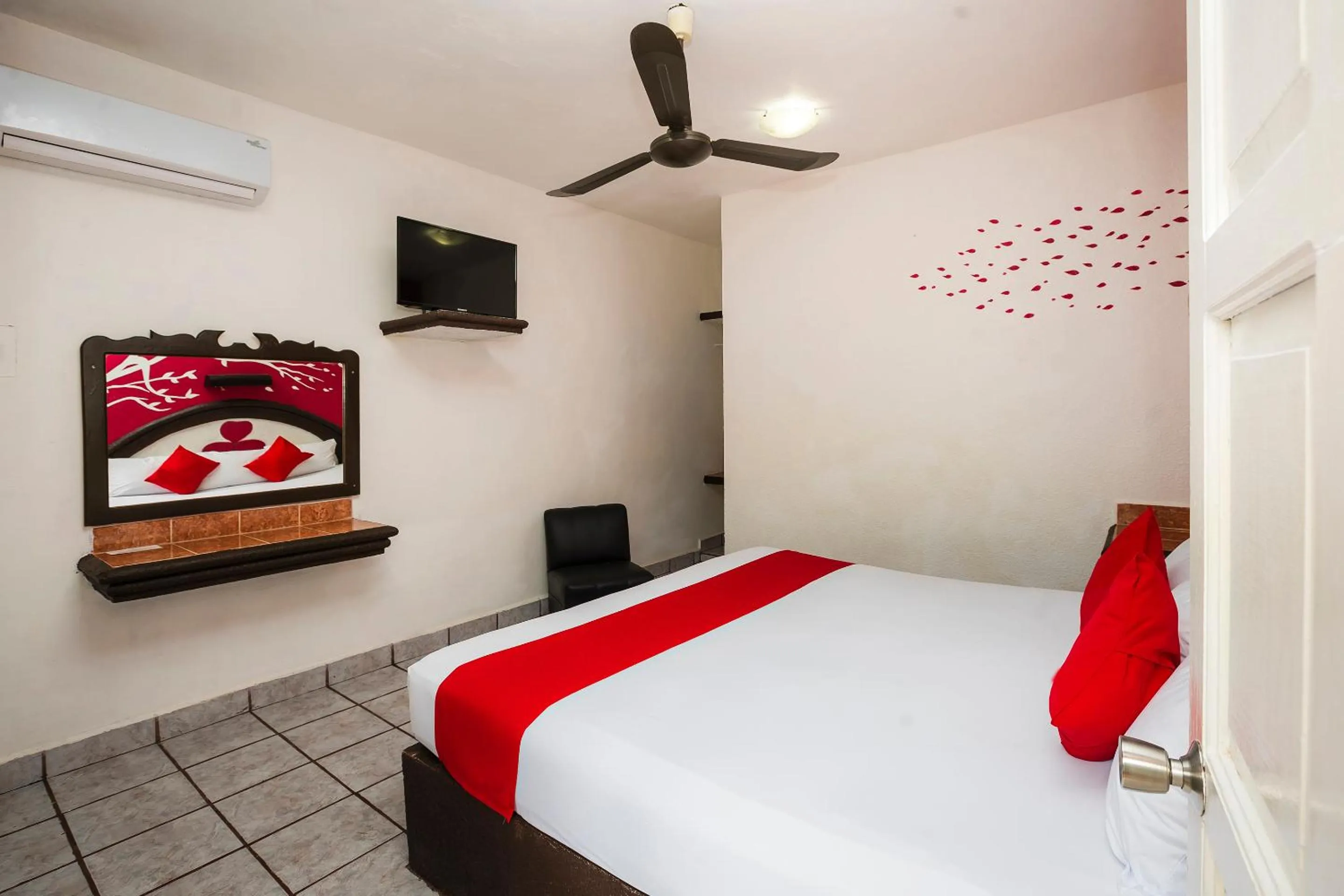 Photo of the whole room in Hotel América