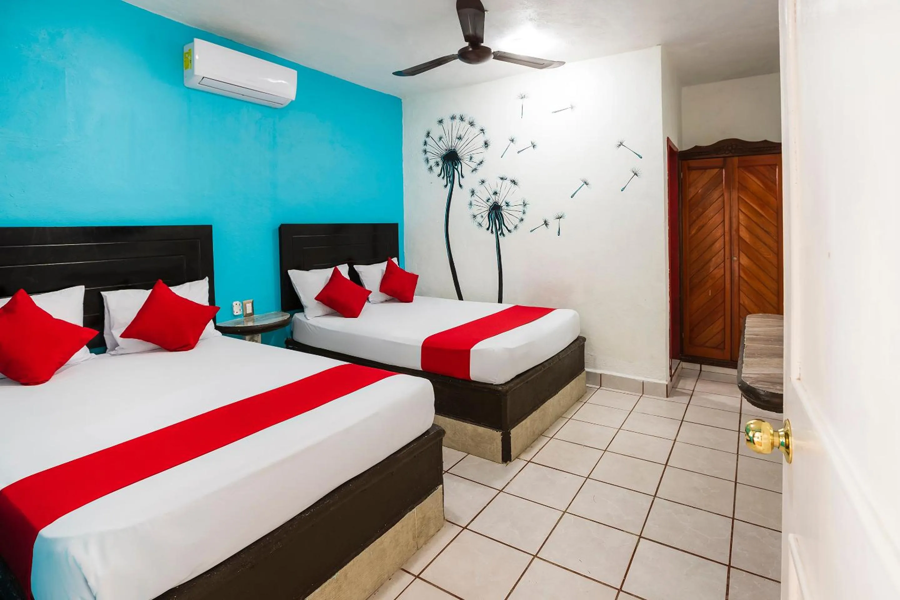 Photo of the whole room in Hotel América