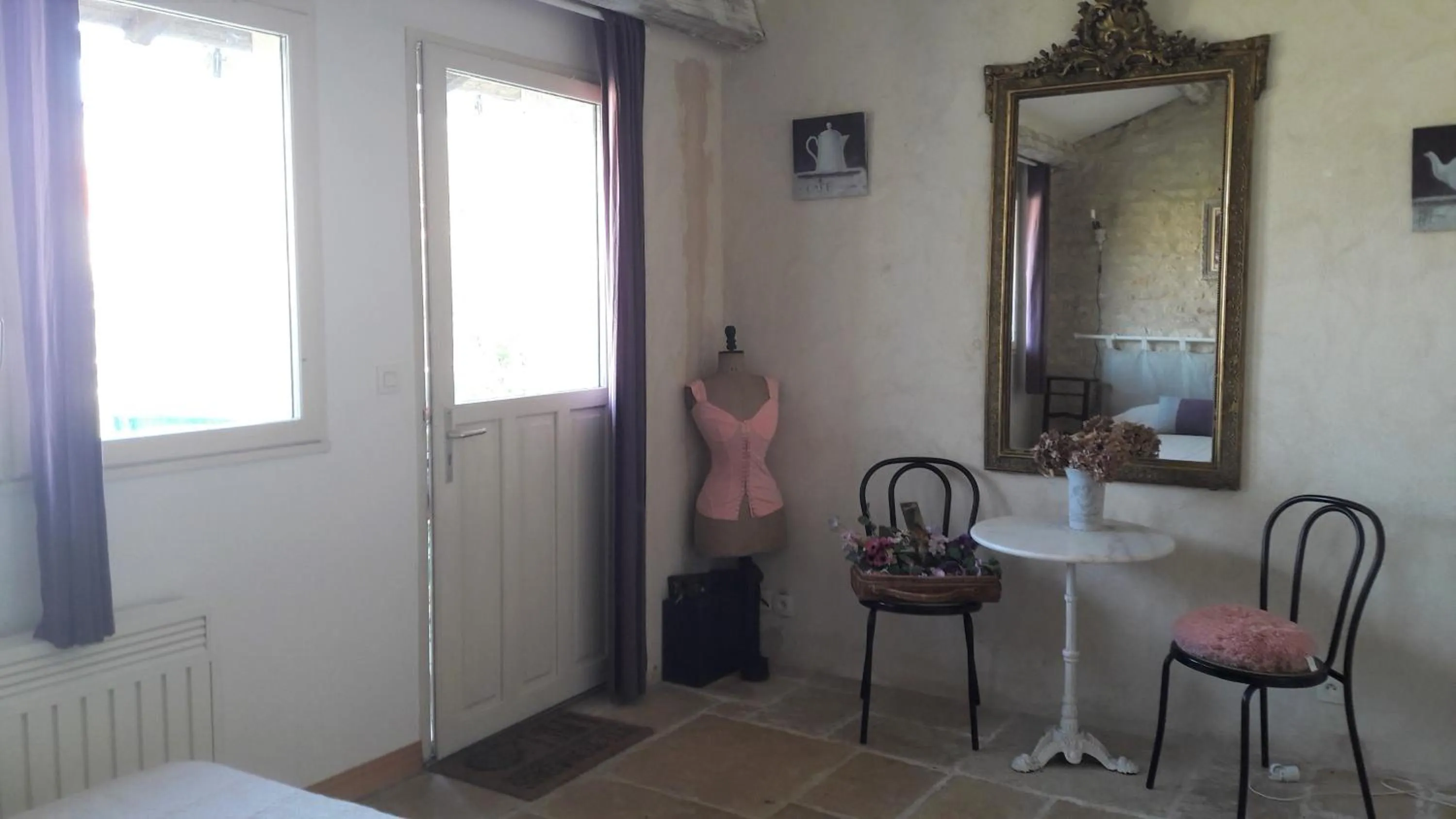 Facade/entrance in Chez Chris