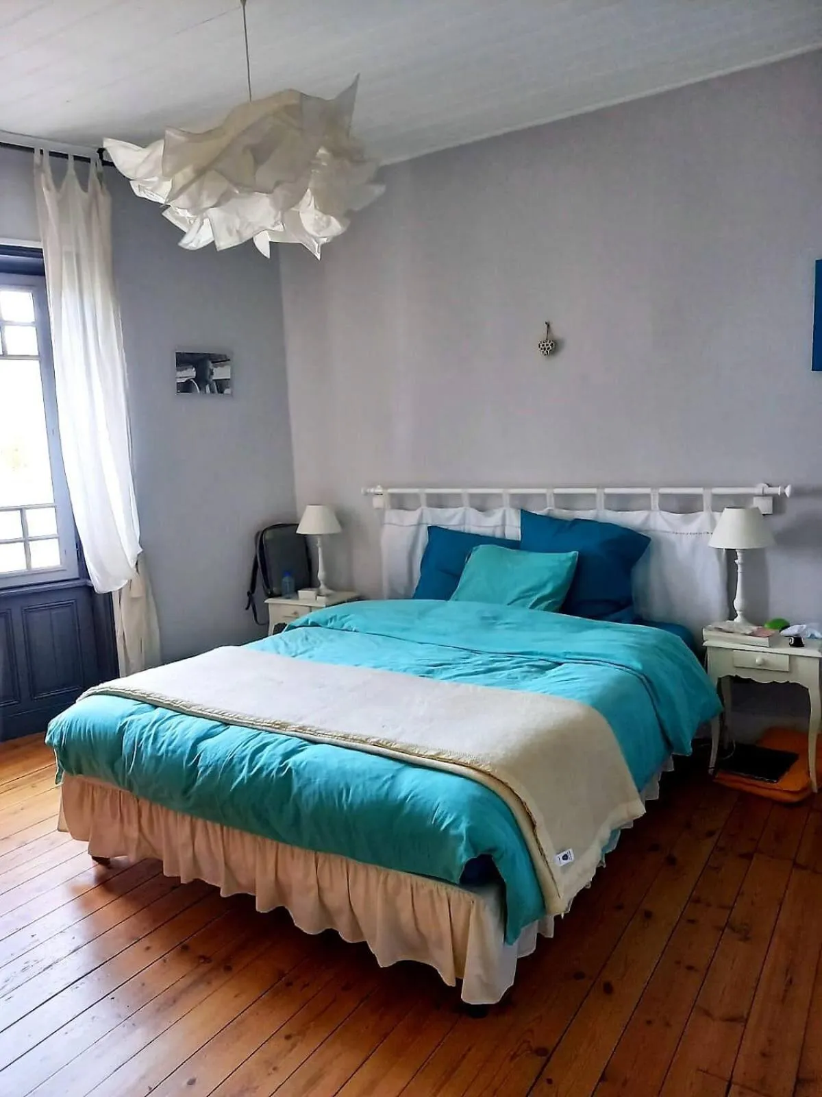 Photo of the whole room in Chez Chris