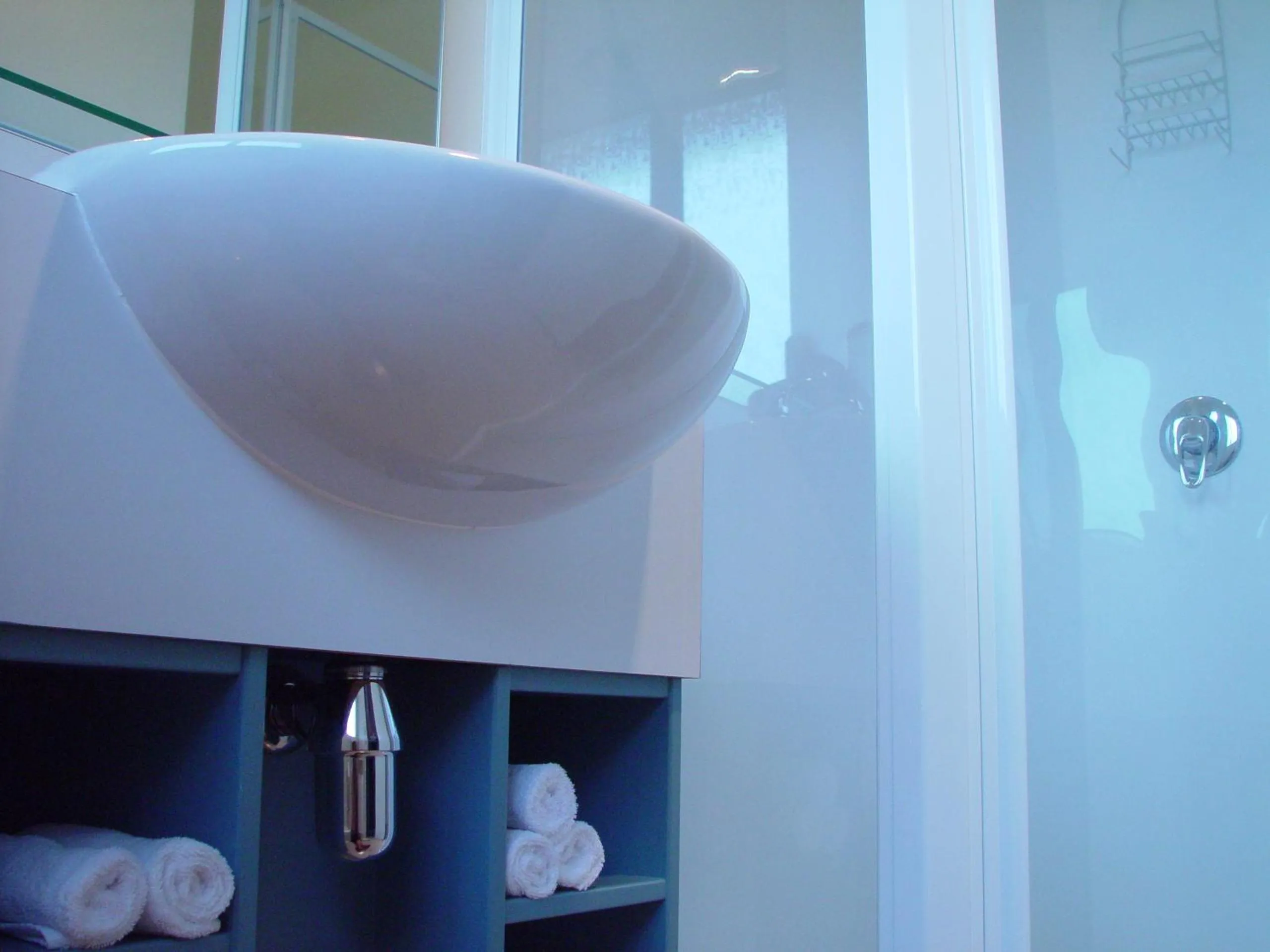 Bathroom in Bella Tuscany Motor Lodge