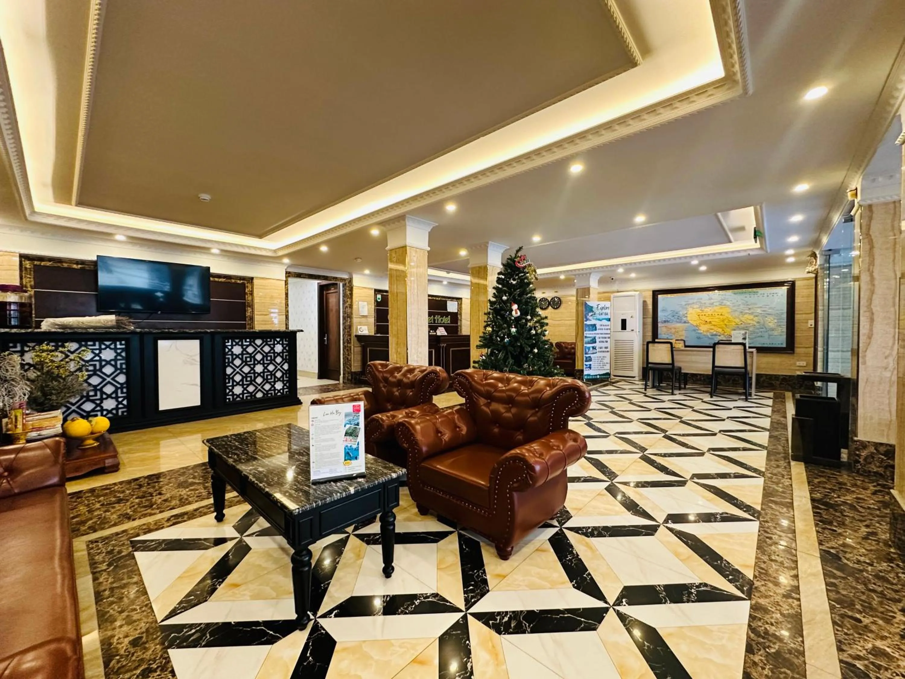 Communal lounge/ TV room in Calet Hotel