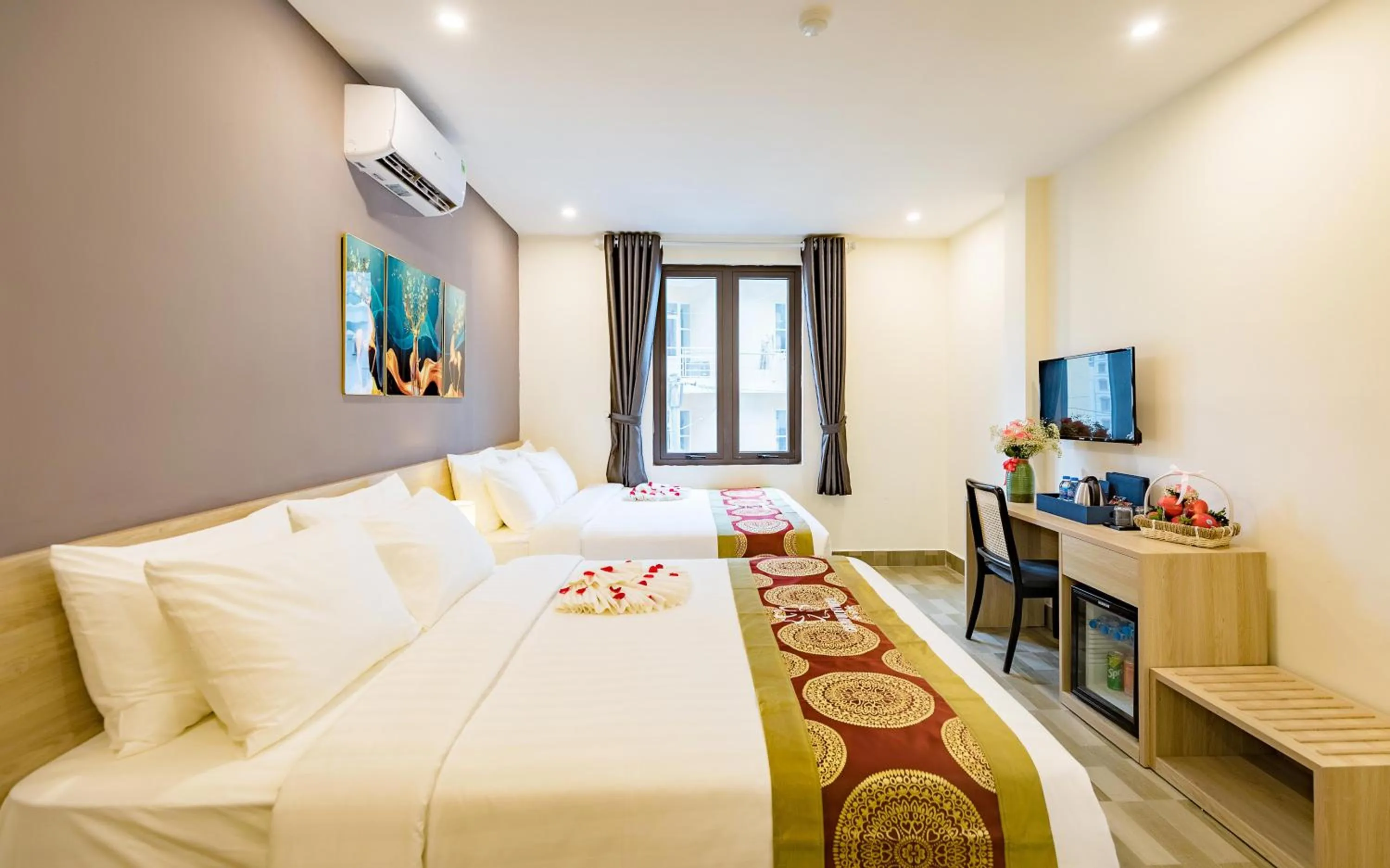 Photo of the whole room, Bed in Calet Hotel