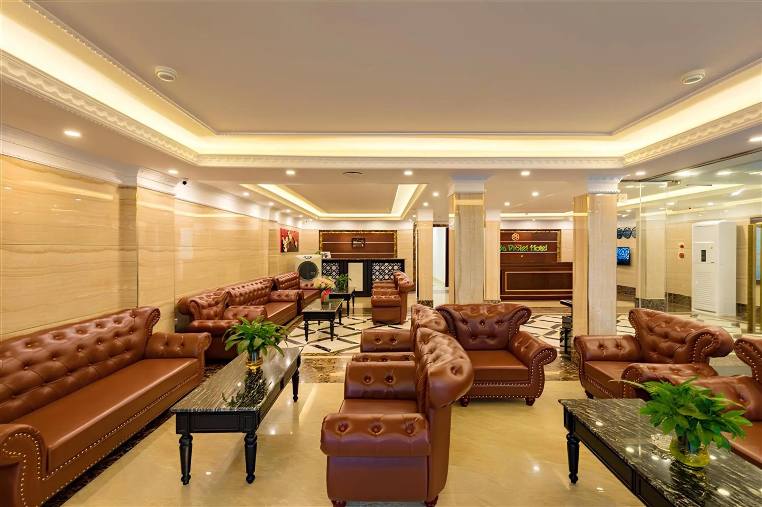 Communal lounge/ TV room in Calet Hotel