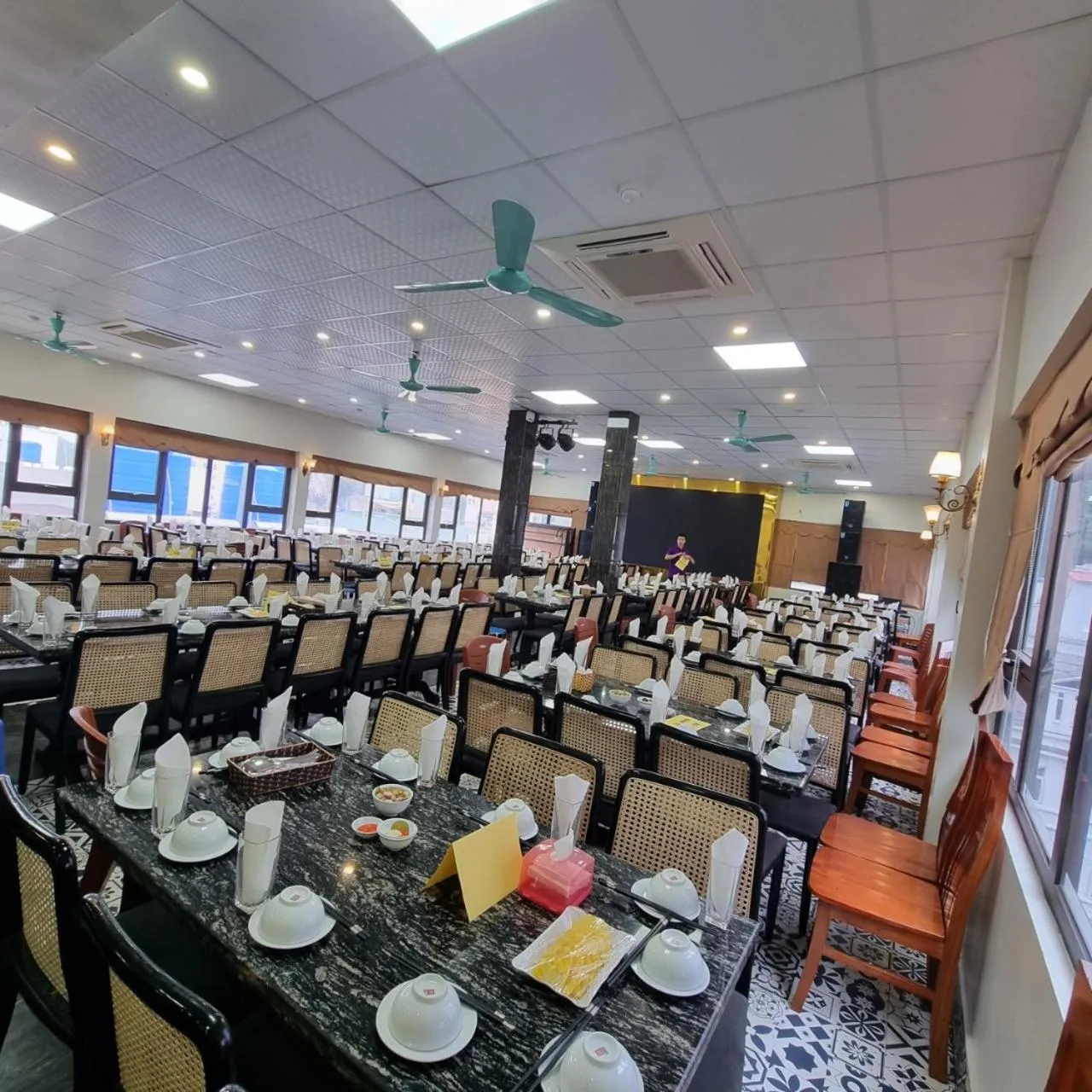 Restaurant/places to eat in Calet Hotel