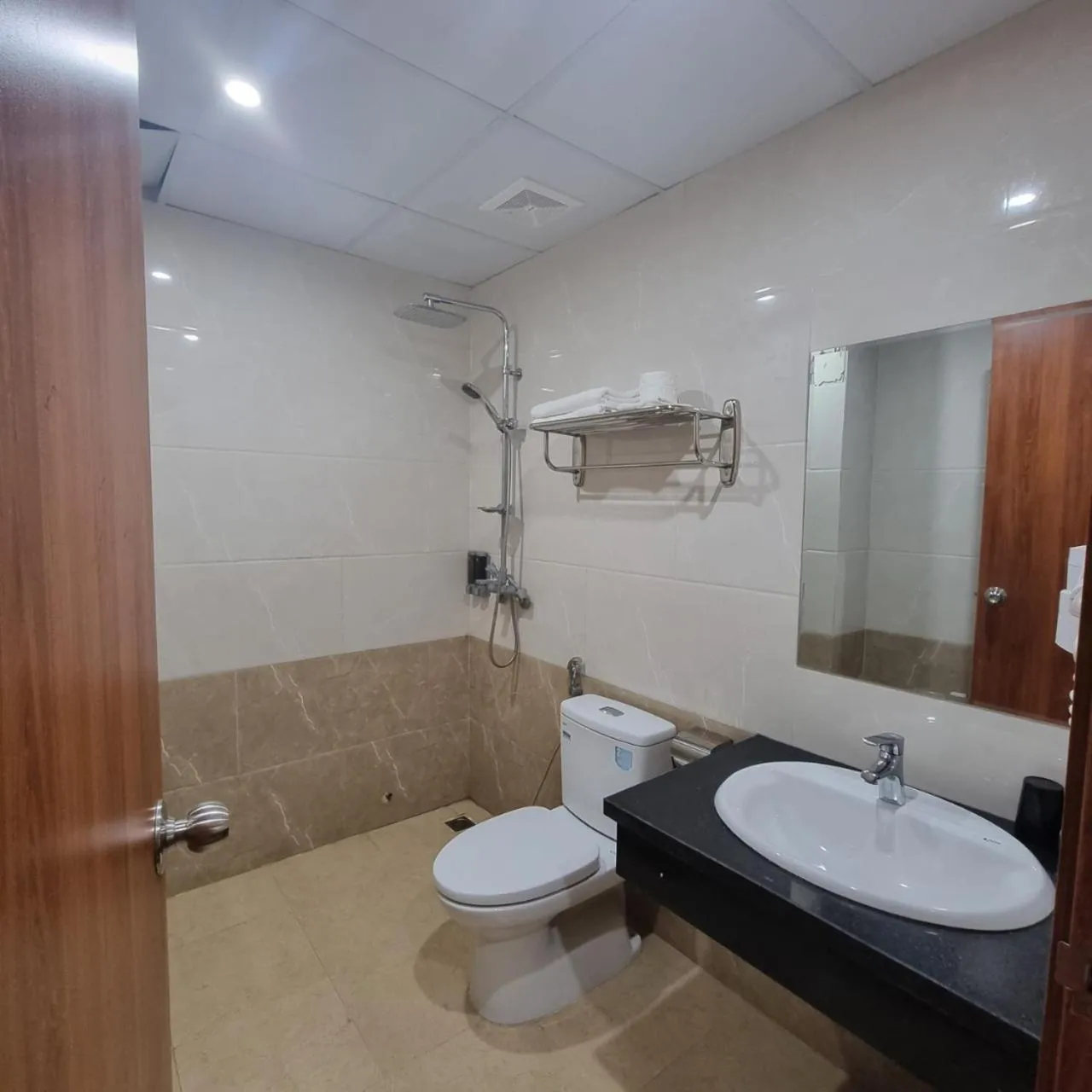 Shower in Calet Hotel