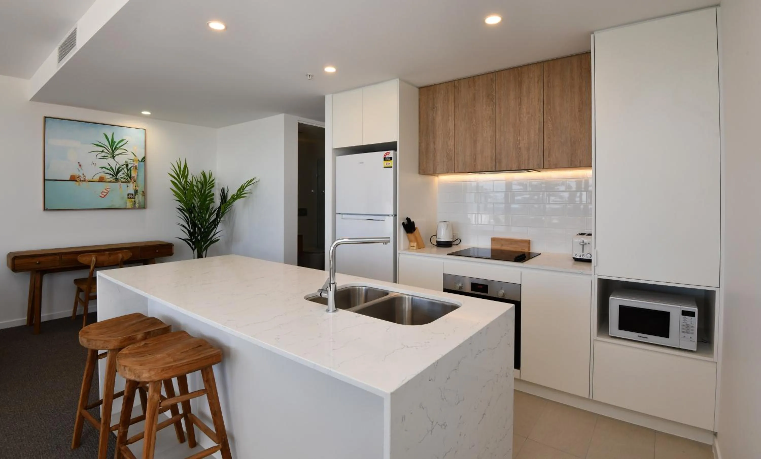 Kitchen or kitchenette in X Kirra Apartments