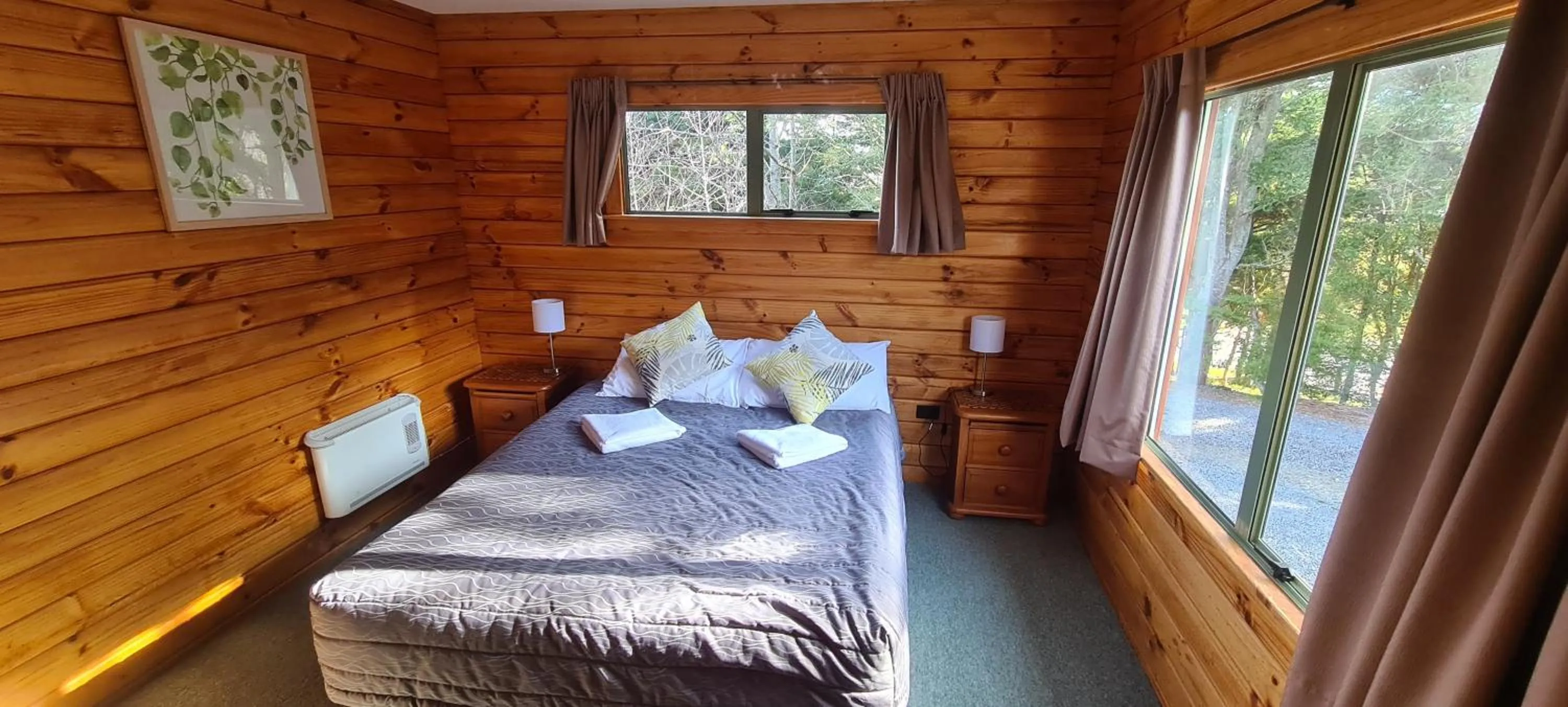 Bedroom, Bed in Forest Peak Motel
