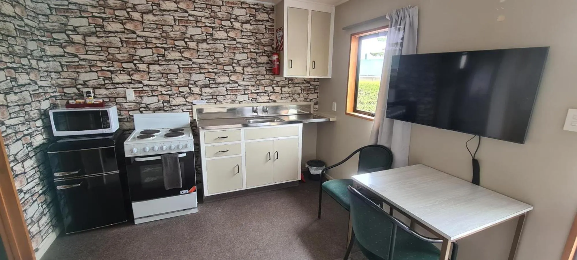 Kitchen or kitchenette in Forest Peak Motel