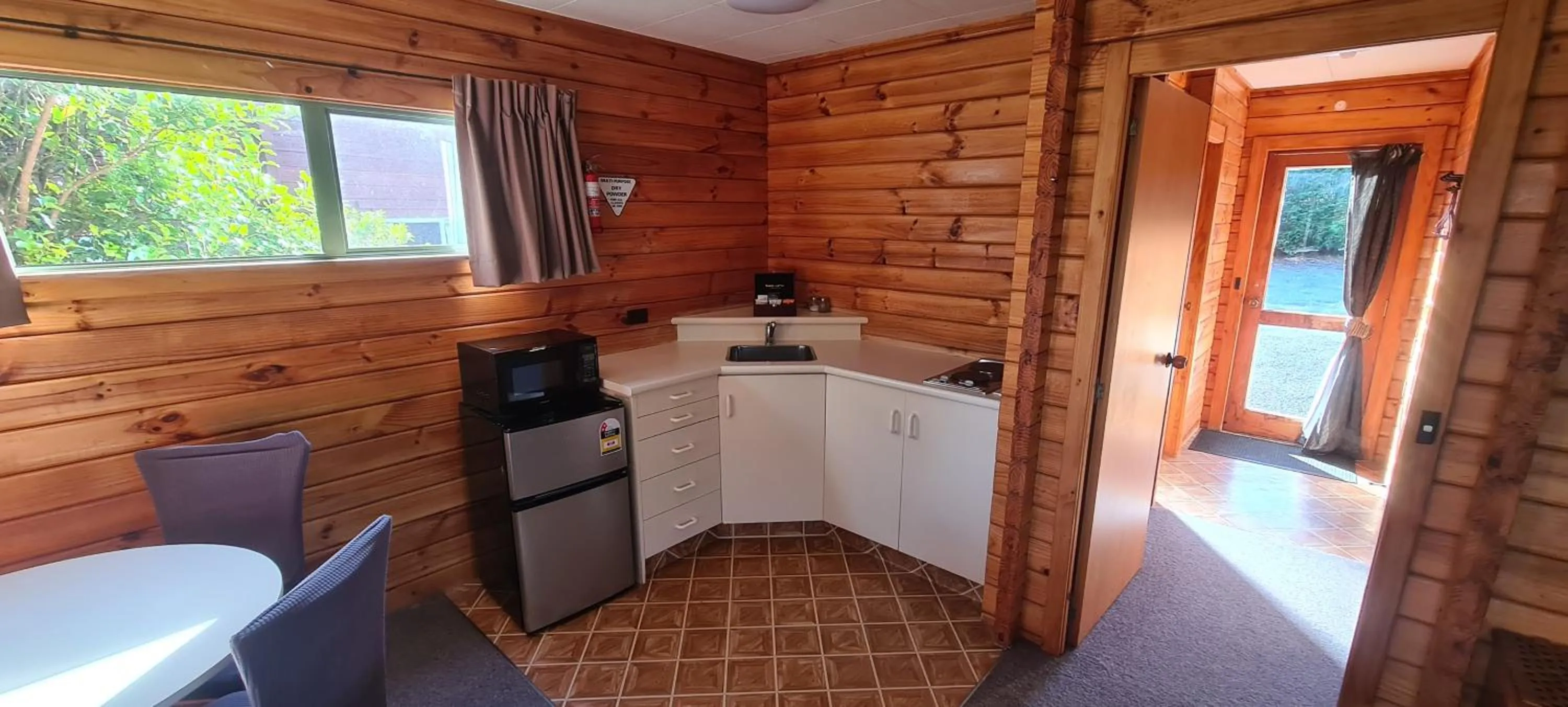 Kitchen or kitchenette in Forest Peak Motel