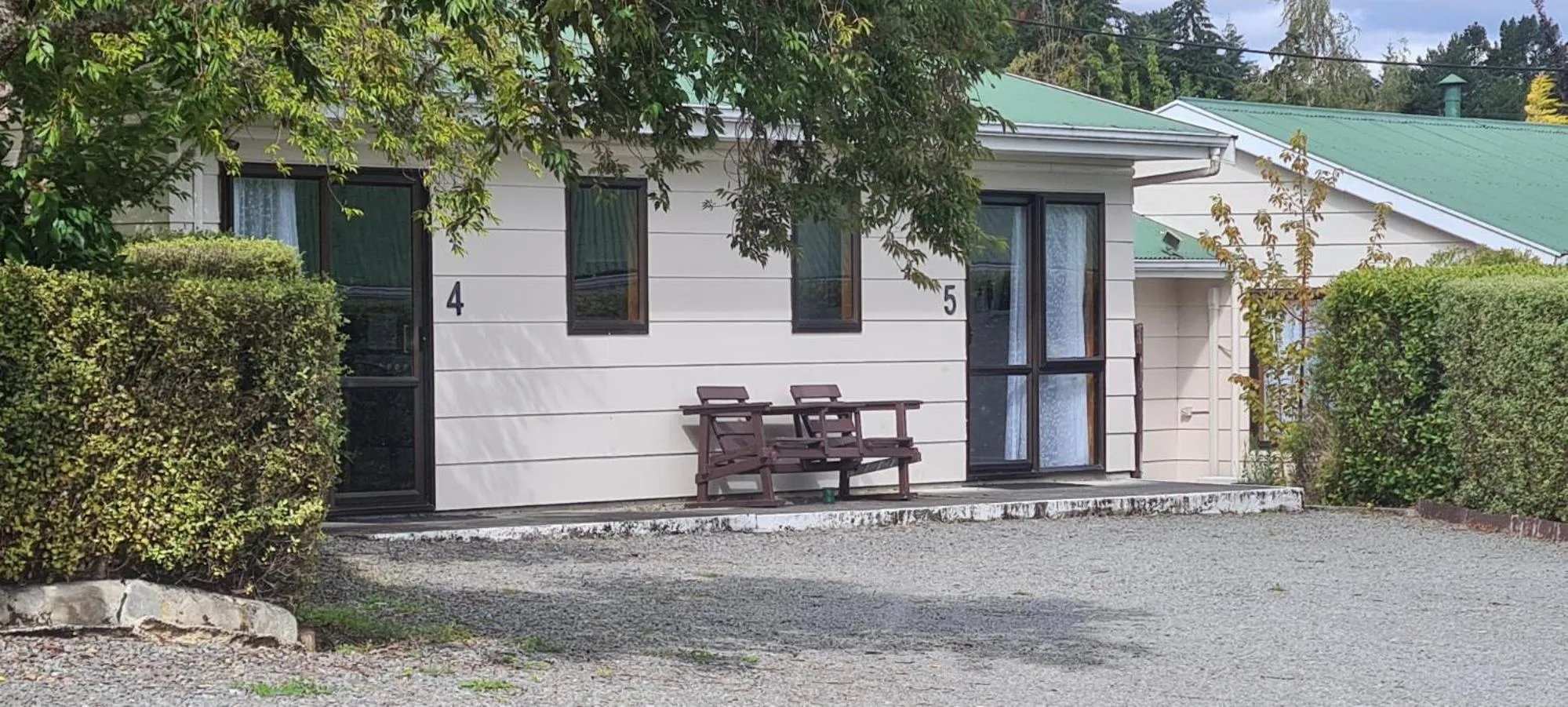 Facade/entrance in Forest Peak Motel