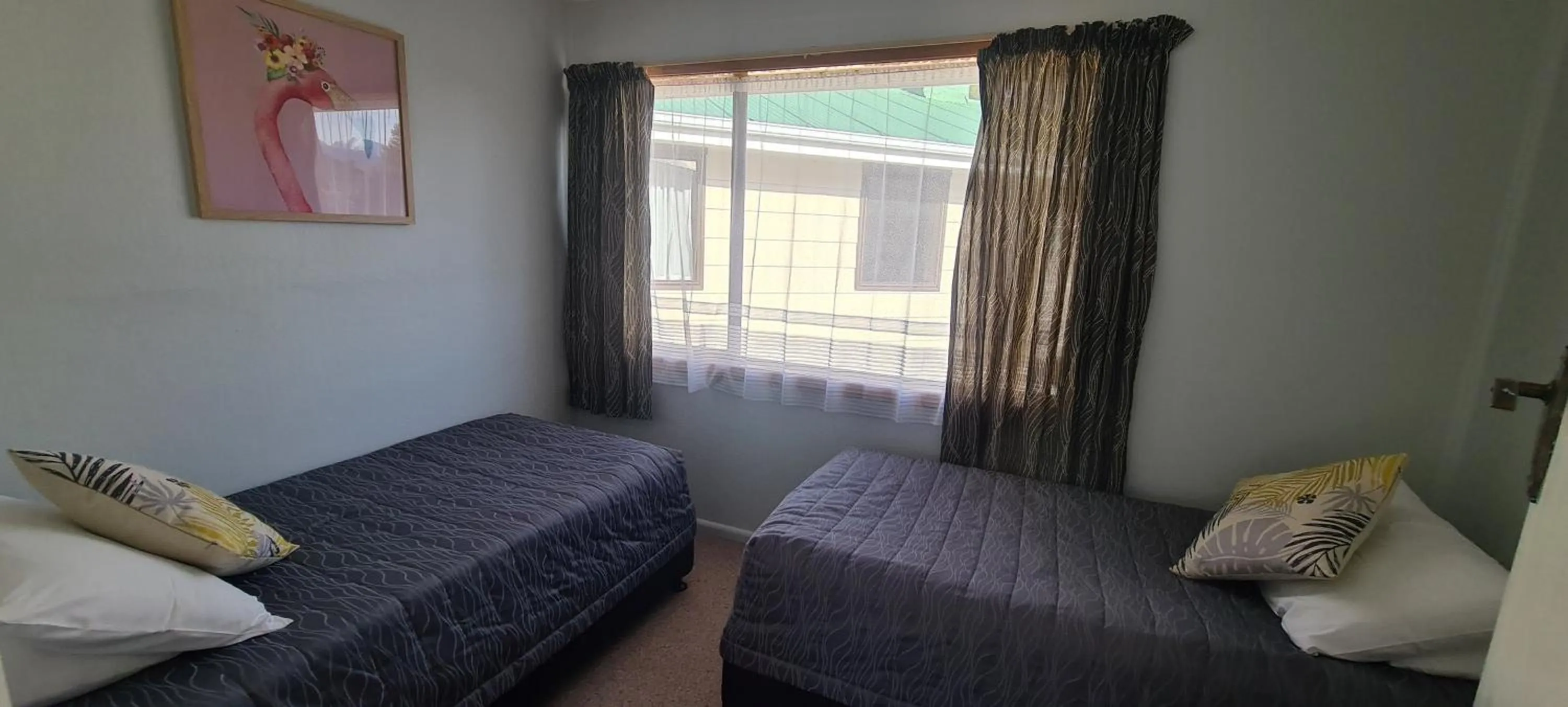 Bedroom, Bed in Forest Peak Motel