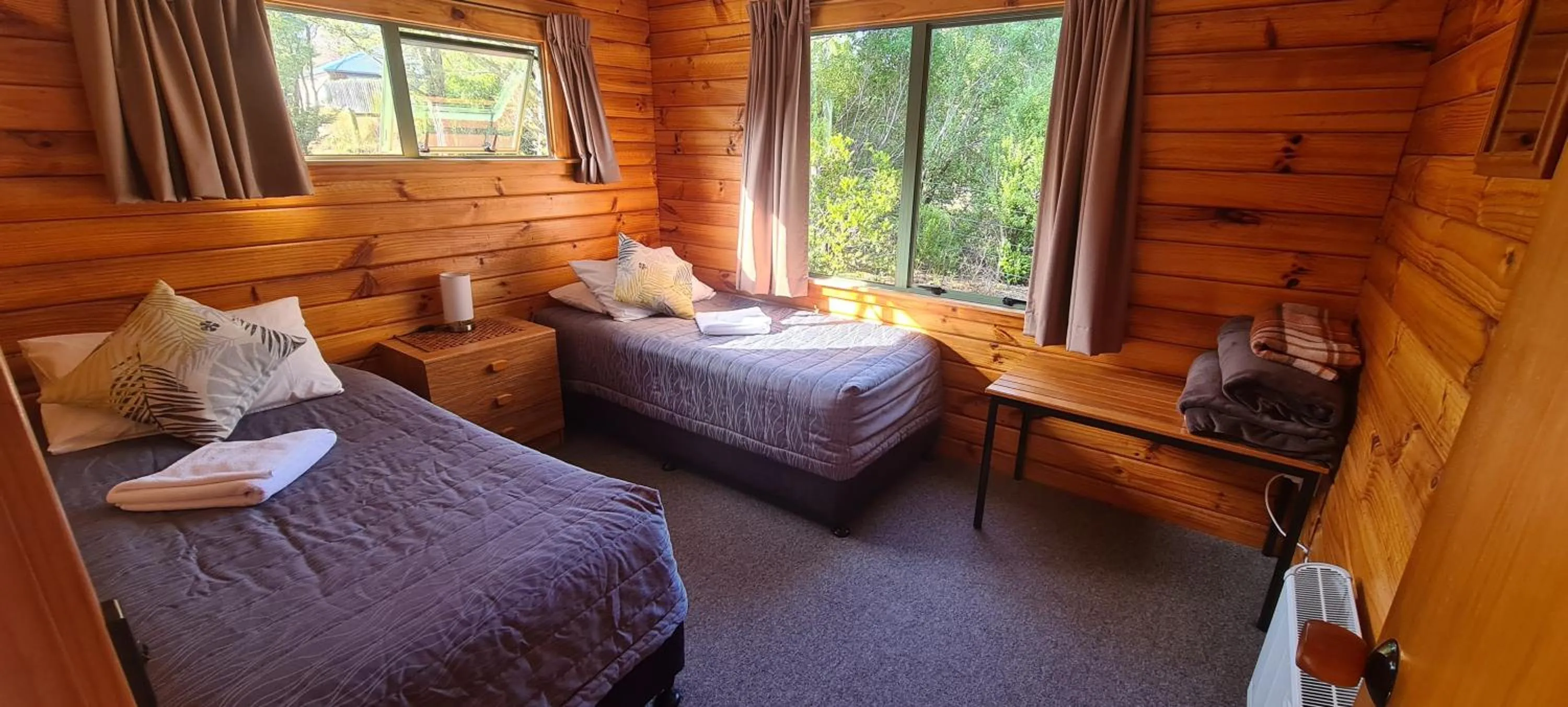 Bedroom, Bed in Forest Peak Motel