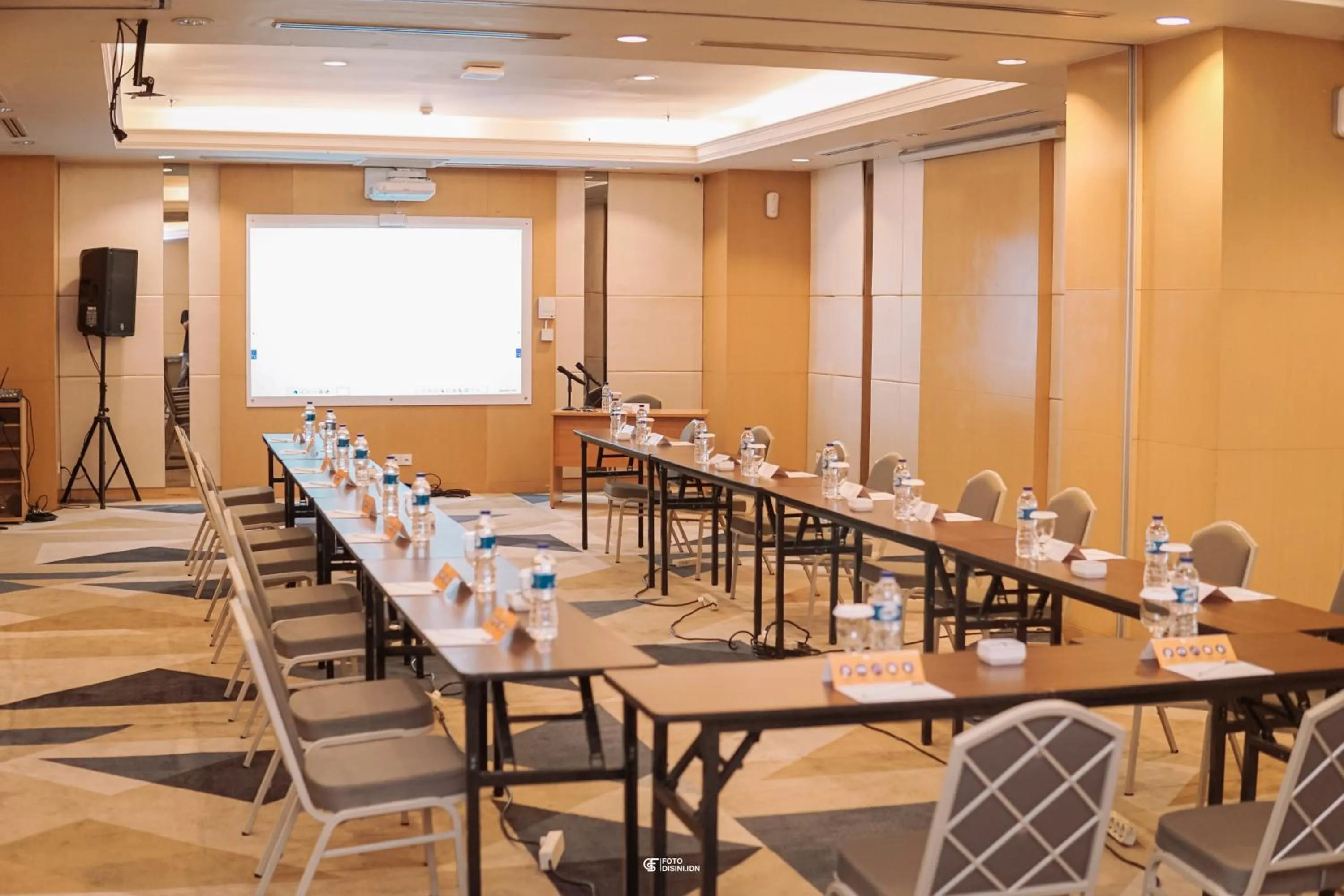 Meeting/conference room in All Sedayu Hotel Kelapa Gading