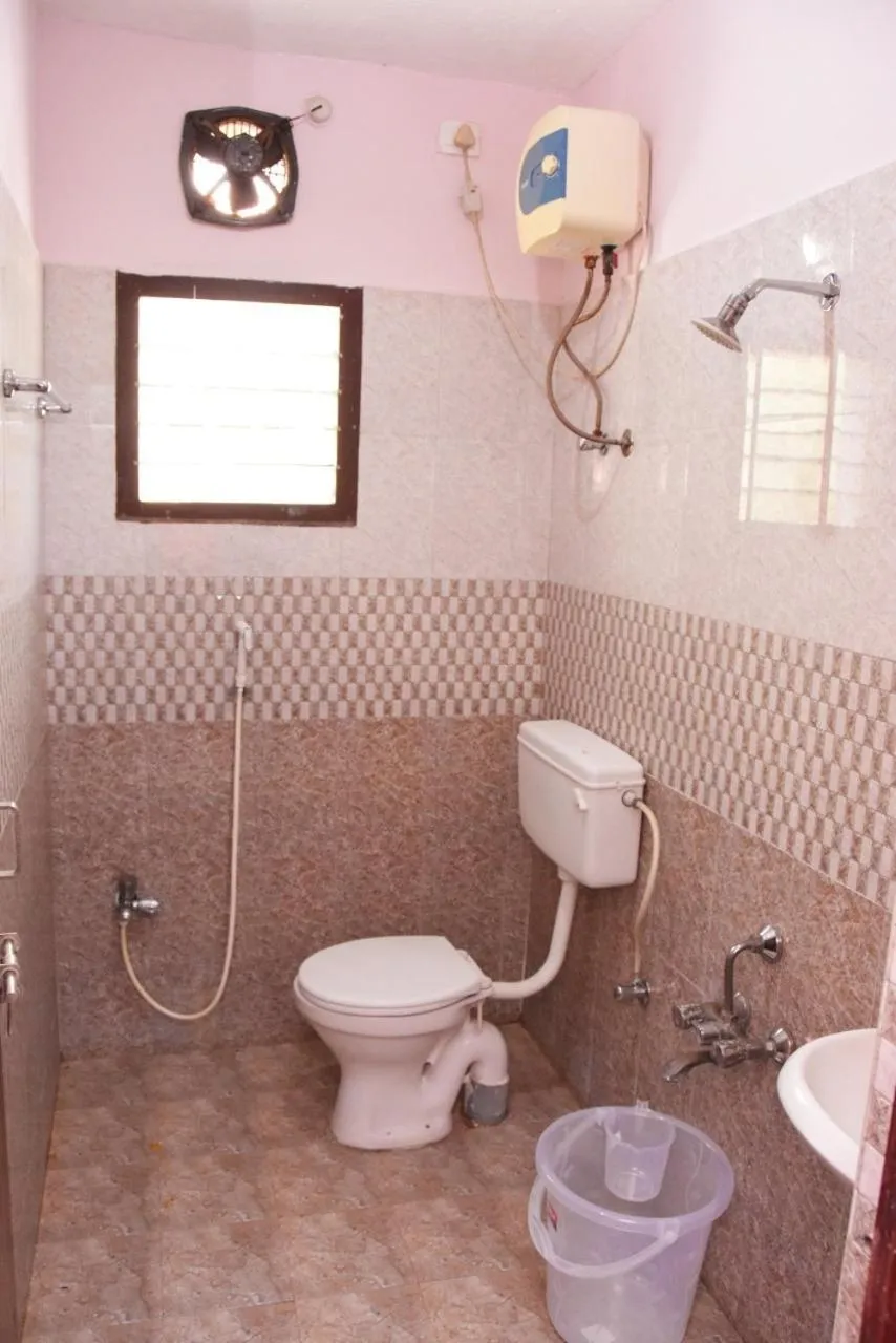 Bathroom in Aishwaryam Deshna Service Apartment Ambattur Chennai