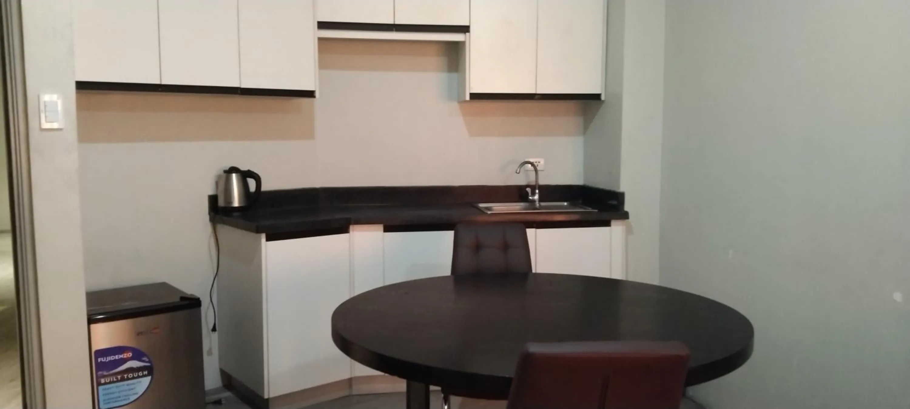 Kitchen/Kitchenette in White Knight Hotel Saint Anne