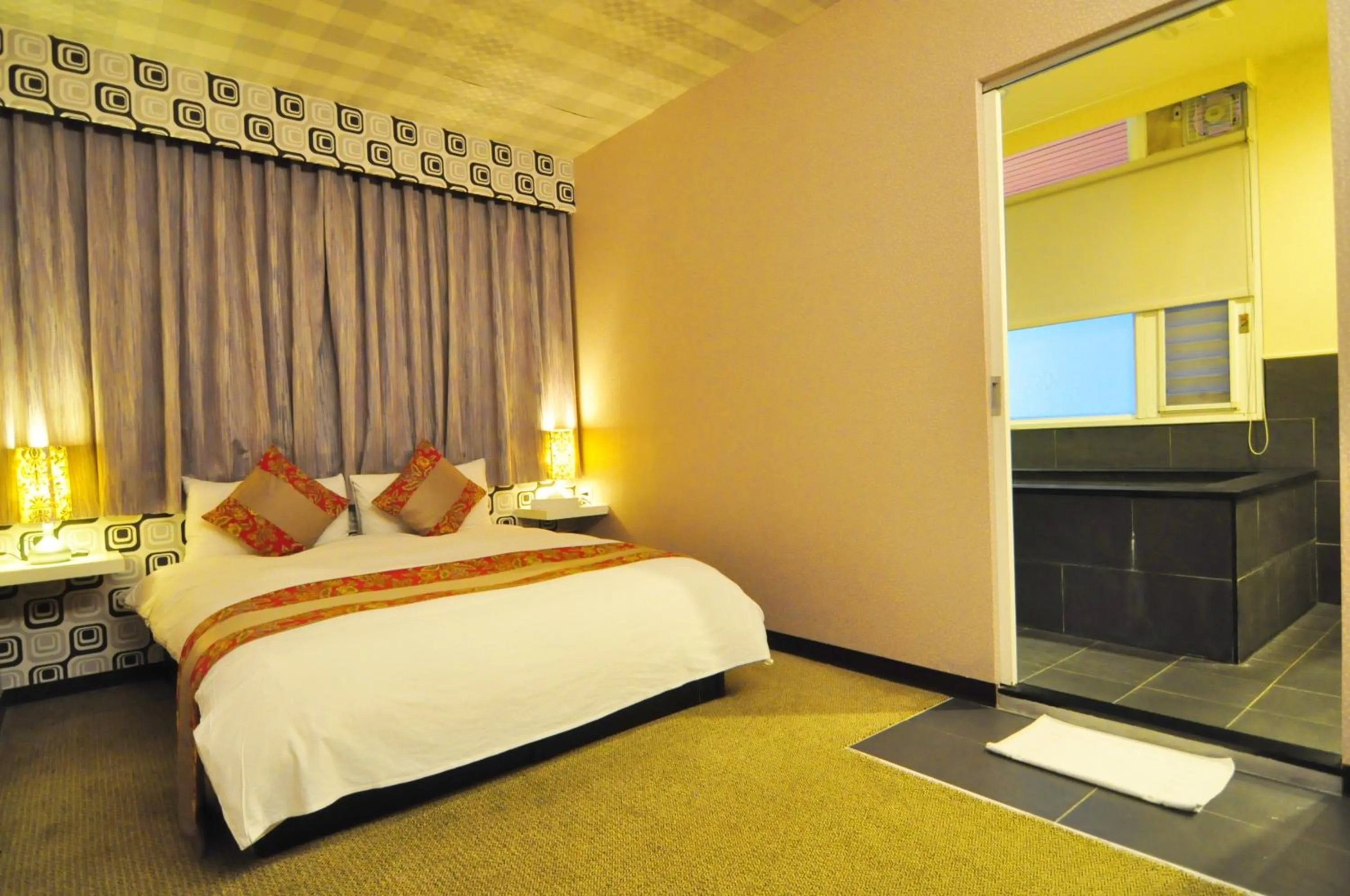 Photo of the whole room, Bed in Courier Station