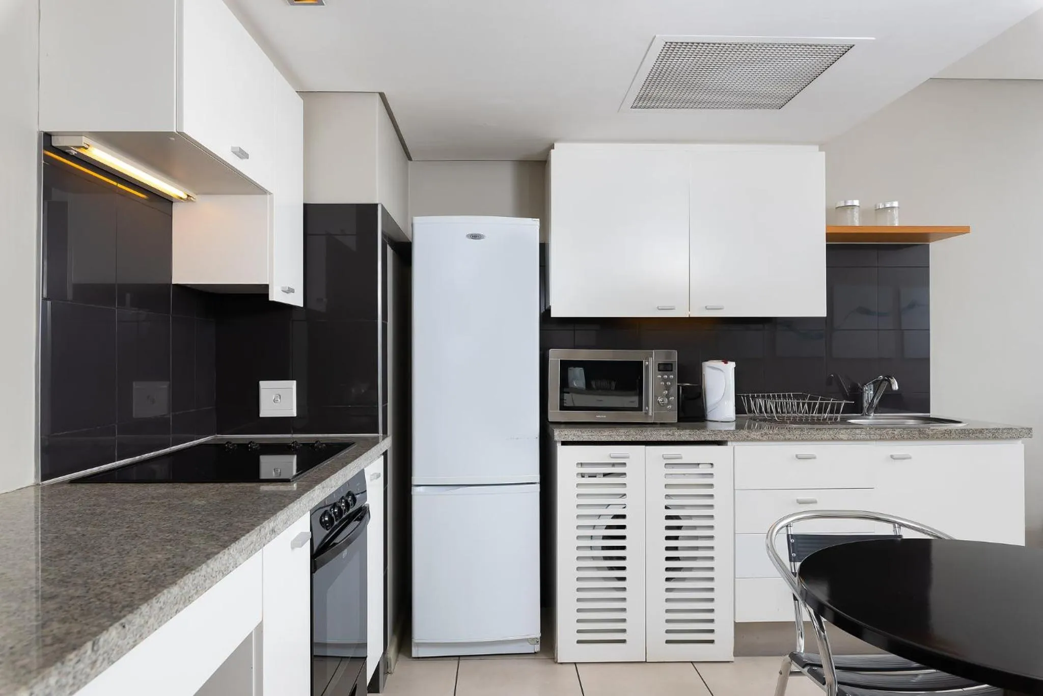 Kitchen or kitchenette, Kitchen/Kitchenette in HarbourEdge Suites by Totalstay