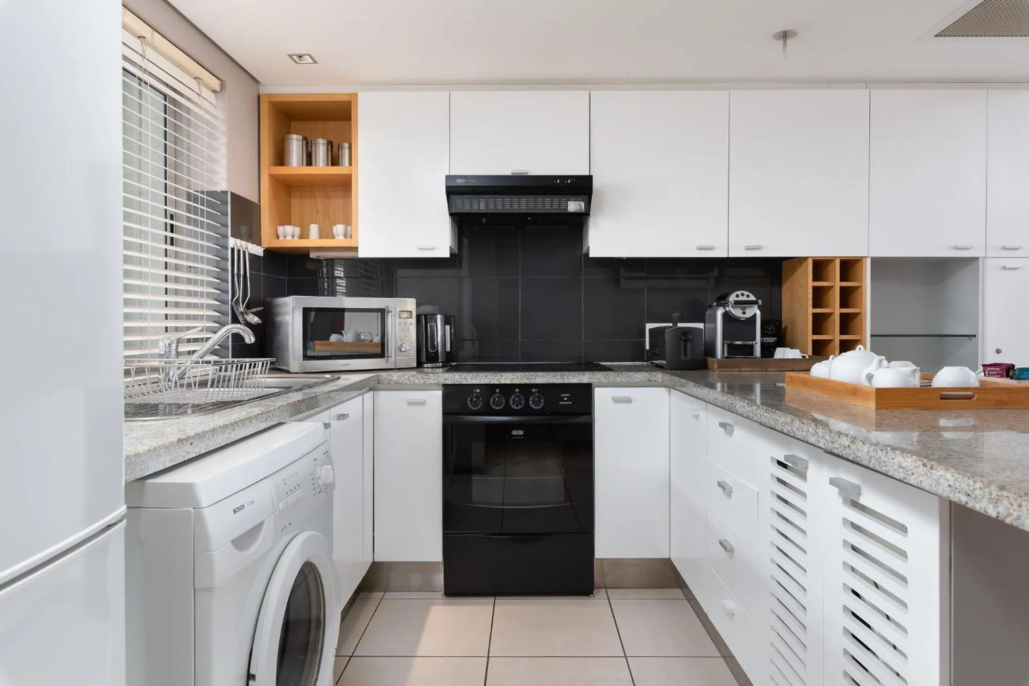 Kitchen or kitchenette, Kitchen/Kitchenette in HarbourEdge Suites by Totalstay