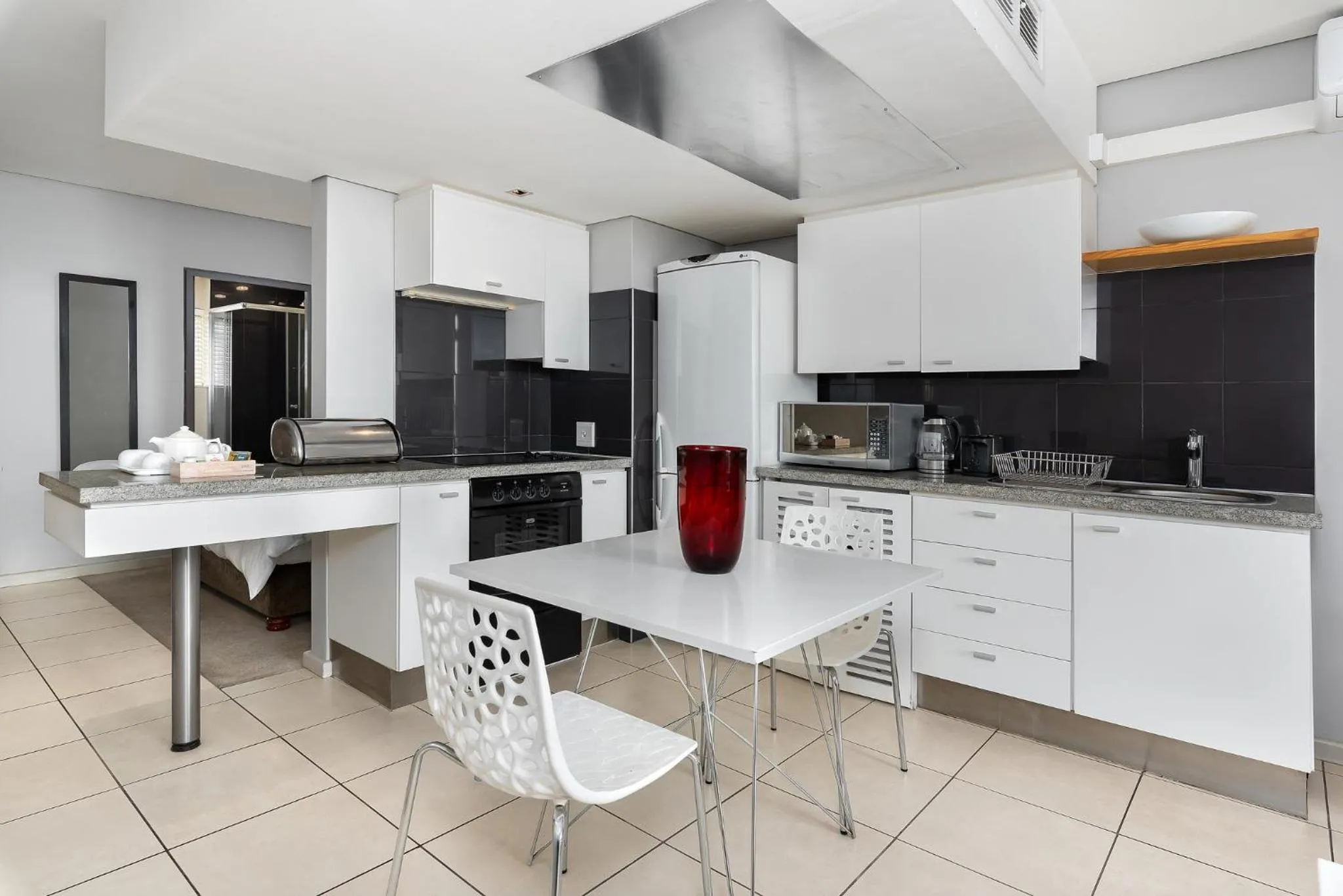 Kitchen or kitchenette, Kitchen/Kitchenette in HarbourEdge Suites by Totalstay