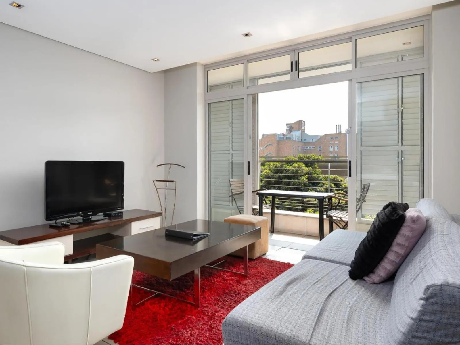 Living room, TV/Entertainment Center in HarbourEdge Suites by Totalstay