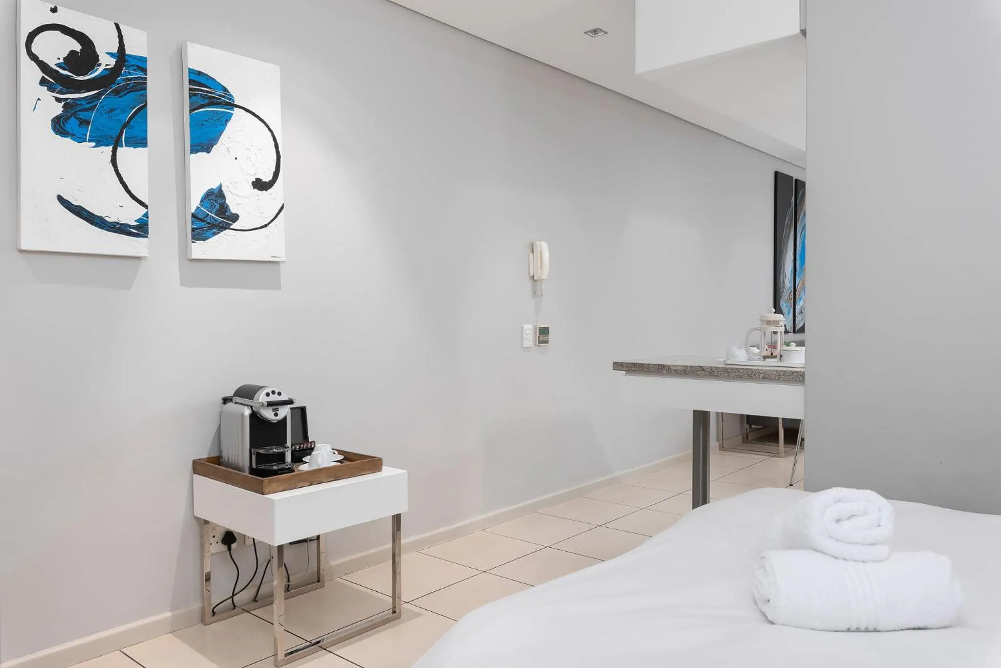 Coffee/tea facilities, Bed in HarbourEdge Suites by Totalstay