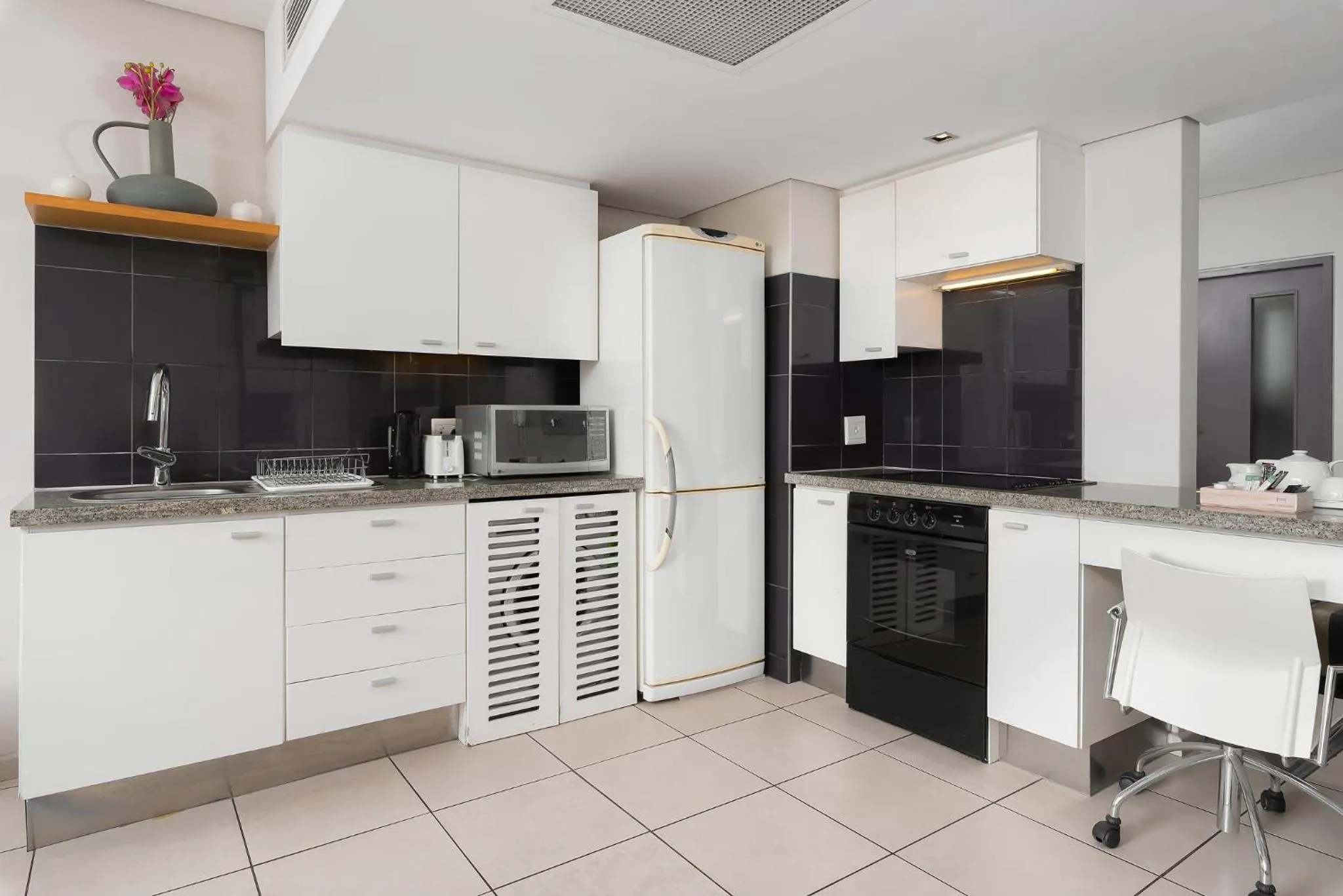 Kitchen or kitchenette, Kitchen/Kitchenette in HarbourEdge Suites by Totalstay