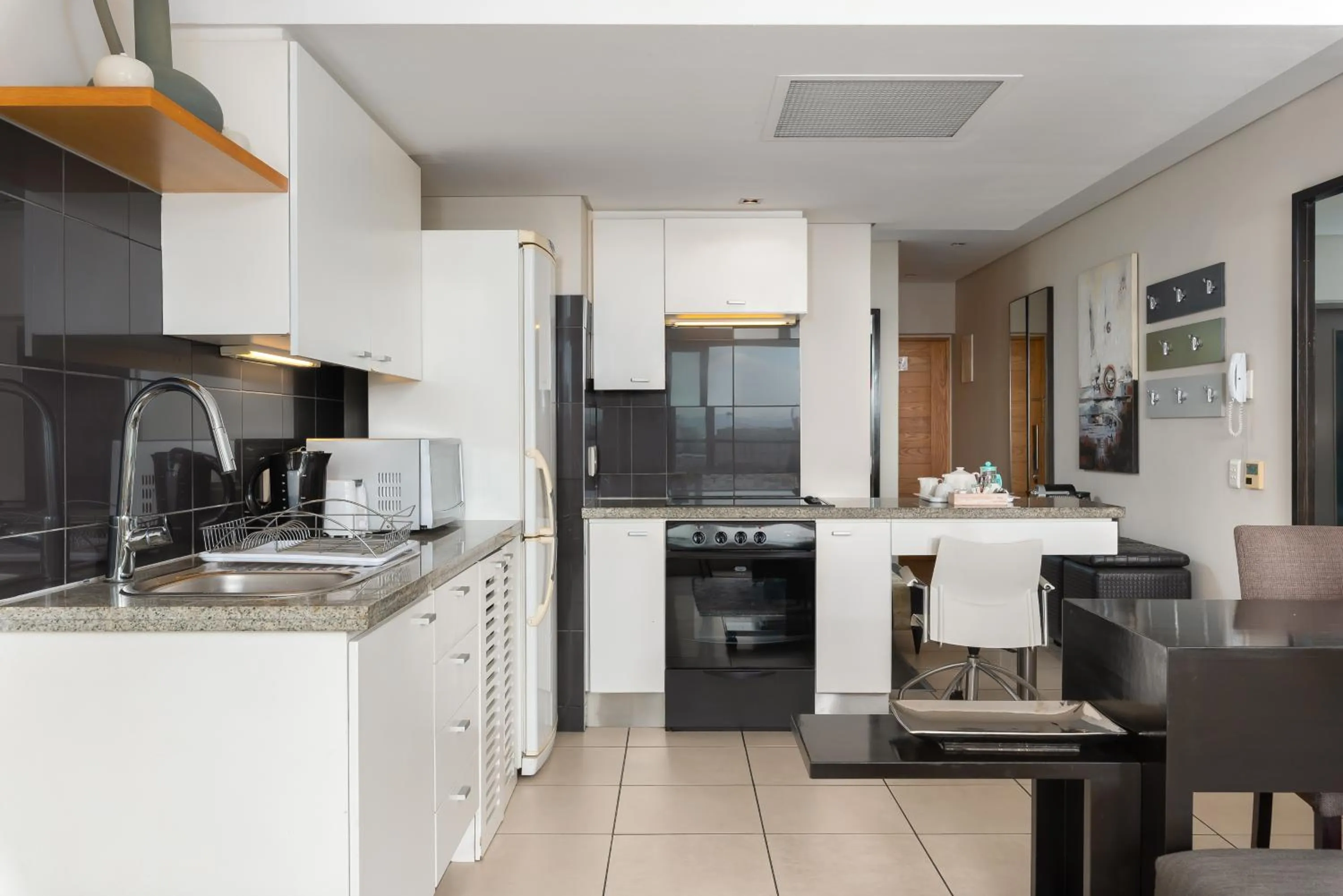Kitchen or kitchenette, Kitchen/Kitchenette in HarbourEdge Suites by Totalstay