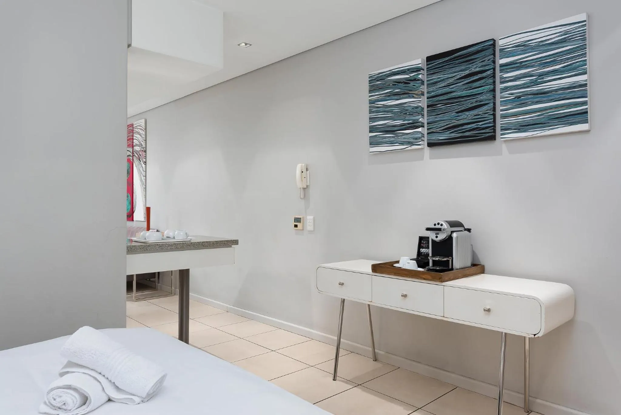 Coffee/tea facilities, Bed in HarbourEdge Suites by Totalstay