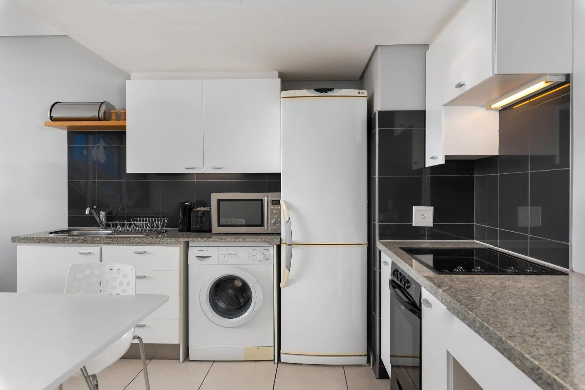 Kitchen or kitchenette, Kitchen/Kitchenette in HarbourEdge Suites by Totalstay