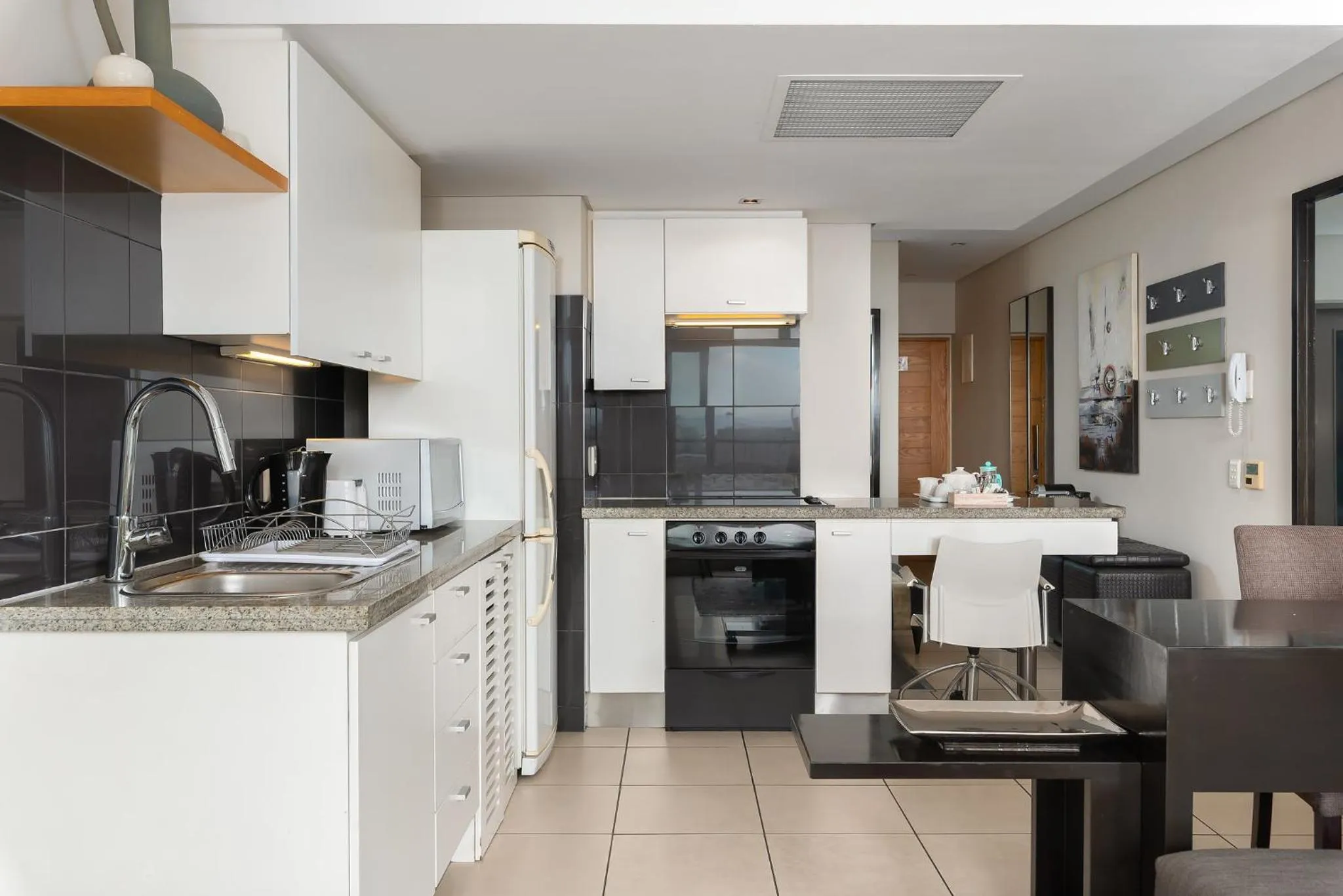 Kitchen or kitchenette, Kitchen/Kitchenette in HarbourEdge Suites by Totalstay