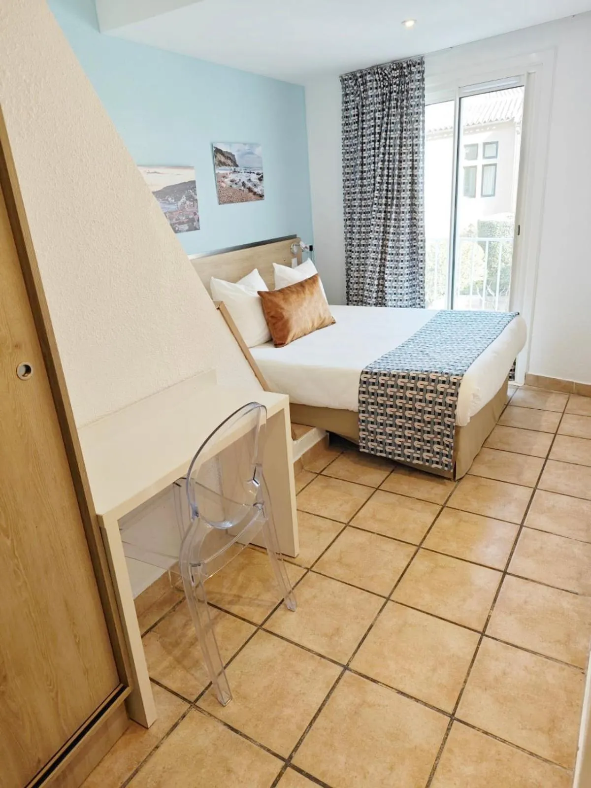 Bed in HOTEL DES CALANQUES