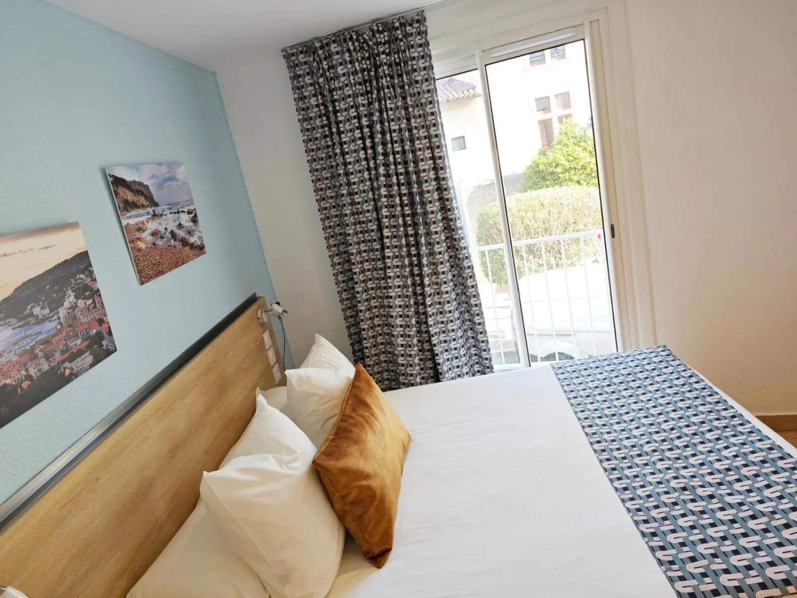 Photo of the whole room, Bed in HOTEL DES CALANQUES