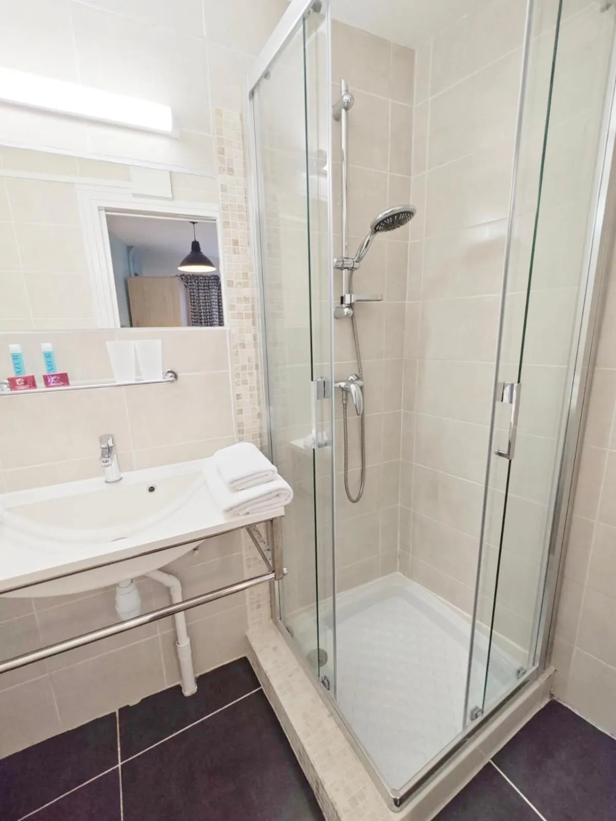 Bathroom in HOTEL DES CALANQUES