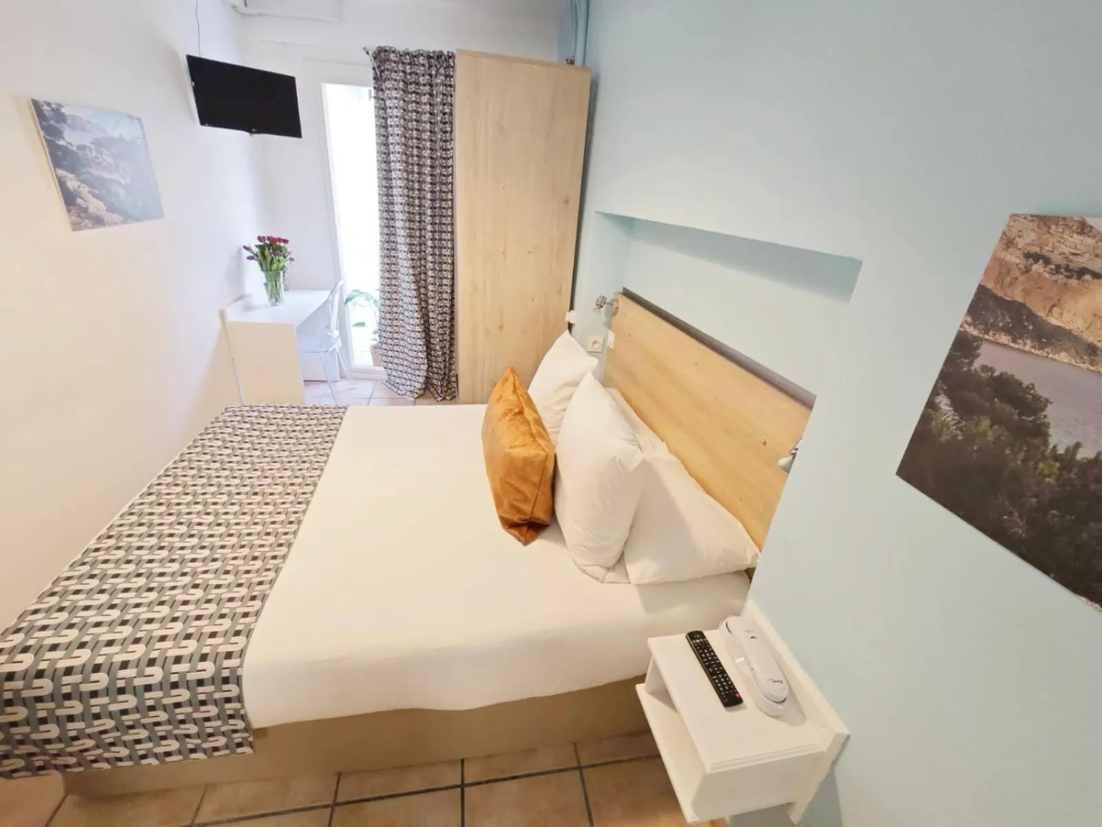 View (from property/room), Bed in HOTEL DES CALANQUES