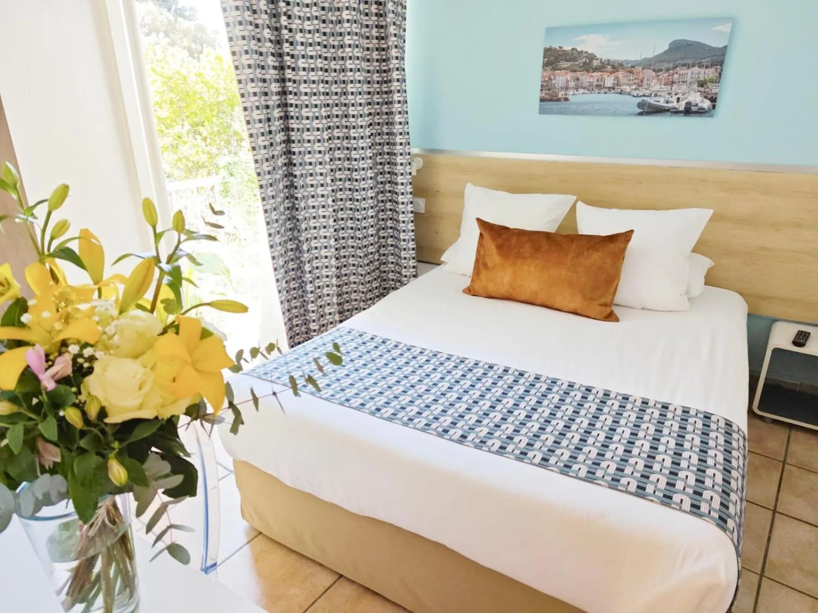 Bed in HOTEL DES CALANQUES