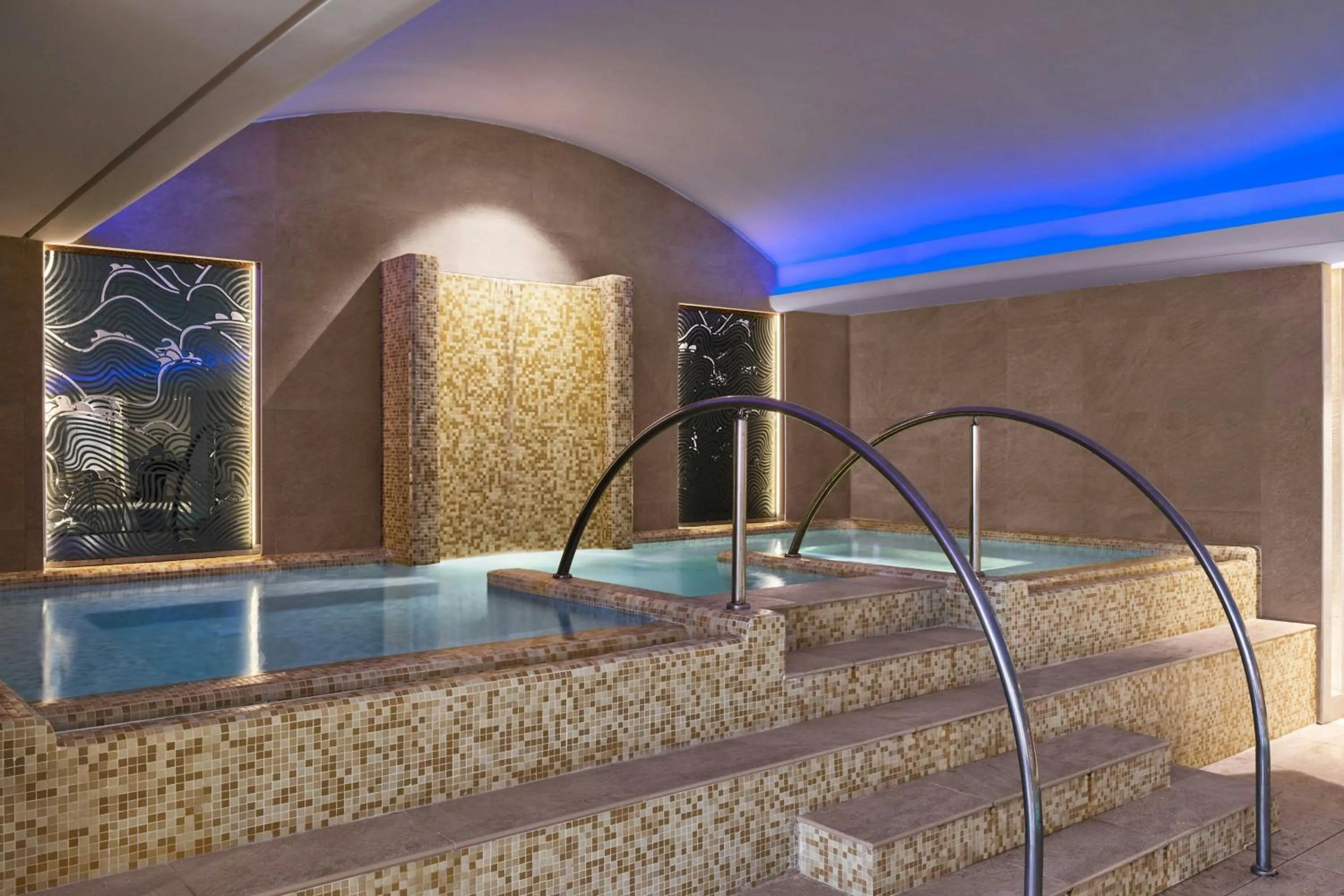 Swimming pool in Sheraton Amman Al Nabil Hotel